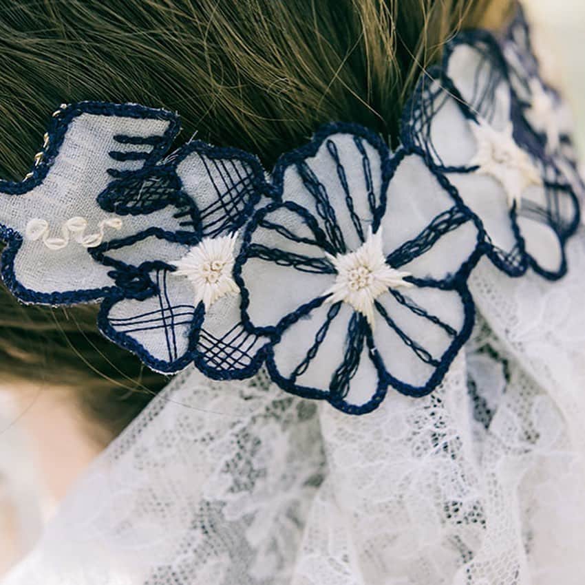 手紙社さんのインスタグラム写真 - (手紙社Instagram)「【ayumi刺繍展『Synchronicity』】本日最終日です ayumiさんの刺繍展、手紙舎 2nd STORYでは本日20時まで、オンラインショップでは23:59までお楽しみいただけます。  ご好評につき完売しておりましたアストランティアの耳飾りも、 ayumiさんのご好意で受注にてお求めいただけることとなりました。 人気の紫陽花や、オークの葉とリンゴのモチーフも再入荷しています。  ほぼ展覧会のみで作品販売を行うayumiさん。受注の作品は、届く頃を思うと少し早いクリスマスプレゼントの時期かもしれません。  今だからこそご覧いただける、真摯に作られた美しき刺繍の花々を、どうかご覧くださいませ。 ◎個展について instagramのアプリケーションからご覧の方は、「写真内のタグをタップ」していただくと商品販売ページに直接飛ぶことができるリンクが表示されます！  また、 @tegamisha_onlineshop プロフィールのショップボタンからも詳細をご覧いただけますよ  #手紙社 #手紙舎 #手紙舎2ndSTORY #tegamisha #個展 #刺繍 #ooayumimoo #embroidery #刺繍展 #wedding #手紙舎の個展 #手紙社オンラインショップ#手紙社オンラインショップで買えます」9月27日 15時47分 - tegamisha