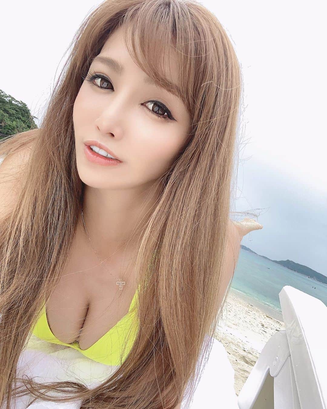 のインスタグラム：「まったり💗 ＊ ＊ ビーチでまったりする時間って、最高過ぎる💗 ・ ・ #沖縄 #渡嘉敷島 #貸し切りビーチ #何もないが幸せ #静かな時間 #水着 #水着女子 #黄色い水着 #ラッキーカラーは黄色」