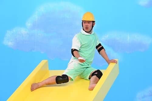 酒井尚のインスタグラム：「探シタラTVありがとうございました。 最近楽しみはこのお収録に行くことです。 TVerとかでも見れるようなので是非に。  #滑り台 #小麦粉 #飯塚さん」
