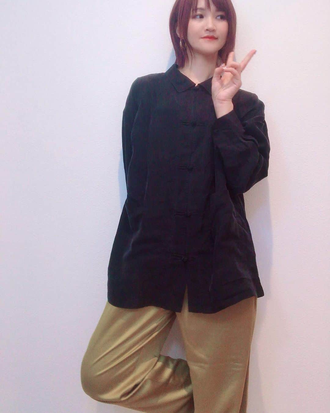 小市眞琴さんのインスタグラム写真 - (小市眞琴Instagram)「昨日のファッション👕  またしてもピースです。  黒のチャイナシャツに 黄色のサテンテロテロパンツ😊  遠くからだとチャイナボタン見えづらいんだけど、 近くでみるとめっちゃかわいいよー！  すぐゆるいにゆるいを合わせます その分キラキラピアスやブレスレットをつけてごまかす  あと服とは全く関係ないけど、 今日21:00からツイキャスやるのでぜひっ！」9月27日 15時54分 - makoto_koichi