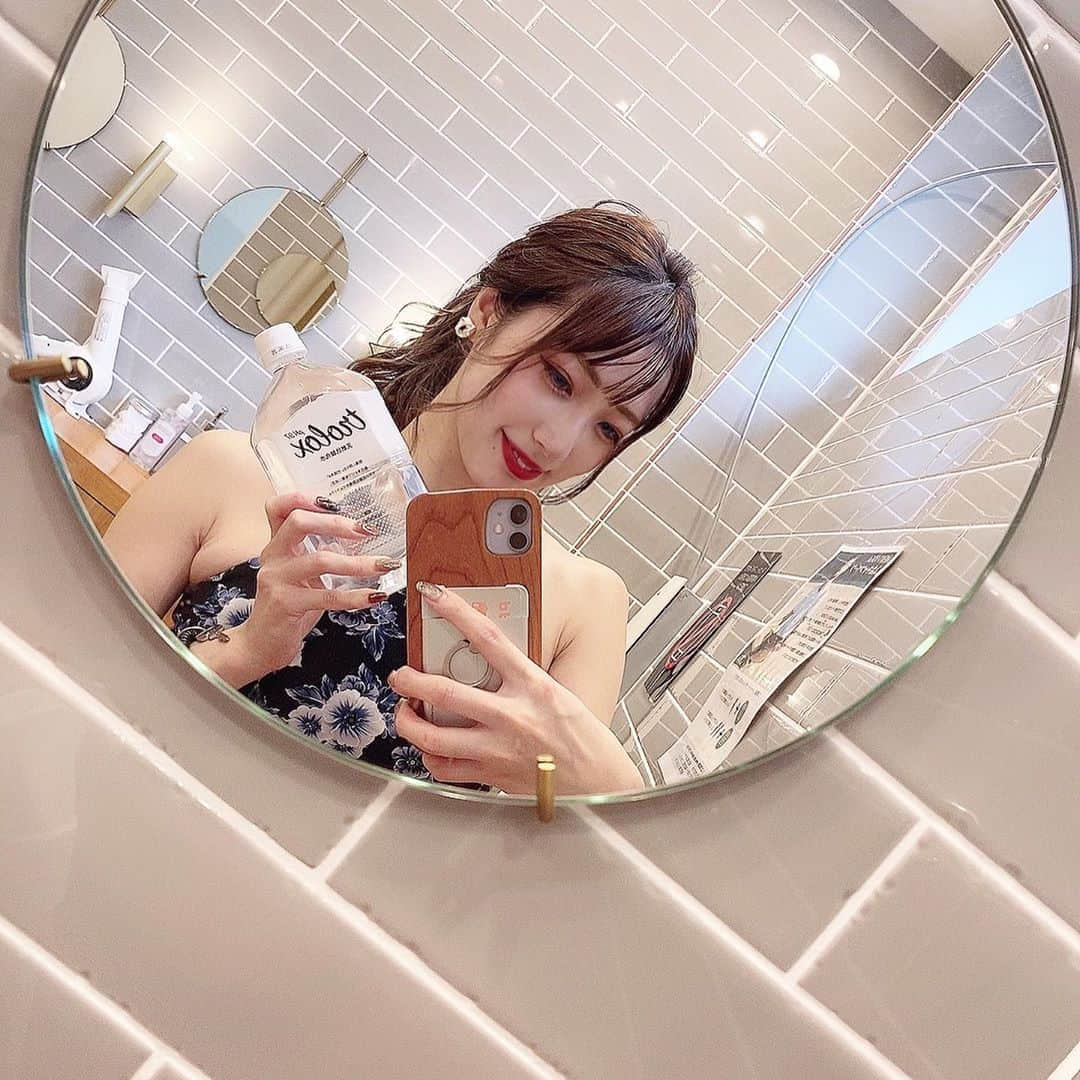 Rey（レイ）のインスタグラム：「自由が丘に新しく出来た @esthe__lalaaasha さんで セルフエステしてきたよー💆‍♀️💕  気になる太ももとお腹のセルライトを 流せてスッキリ☺️🍃 セルフエステだと自分の気になる部分を 重点的にマッサージできるからいいよね💕  しかも、エステサロンで使用してるような プロ仕様の高性能のエステマシンを お得に体験できるのがすごい✨ 　　 フェイス用、ボディ用2種類あって #キャビテーション #ems #ラジオ波  が、同時にできちゃう👏  溶岩ホットヨガスタジオも併設されてるから そのままホットヨガも体験できるよ🧘‍♀️  @hotyoga_lalaaasha  シャワールーム、ドレッサー、アメニティの 完備がしっかりされてるから 空いてる時間にフラッと寄れちゃう☺️🍃  今なら、インスタ見て体験にきてくれた方に 【抗酸化水のトロロックス】 　　　　or 【オーツバー2本】 （低糖質のダイエットお菓子）  をプレゼント🎁  お水はたくさん飲むようにしてるんだけど 飲みやすい美味しい水だから なかなか飲めない方にもおすすめ☺️ お菓子は一本でちゃんとお腹にたまってくれるから ダイエット中の方にも、ぜひ🤲  #セルフエステ #セルフエステスタジオ  #溶岩ヨガ #溶岩ホットヨガ  #セルライト #マッサージ  #自由が丘スタジオ  #ララアーシャ自由が丘  #ララアーシャ #美肌ケア  #jiyugaoka」