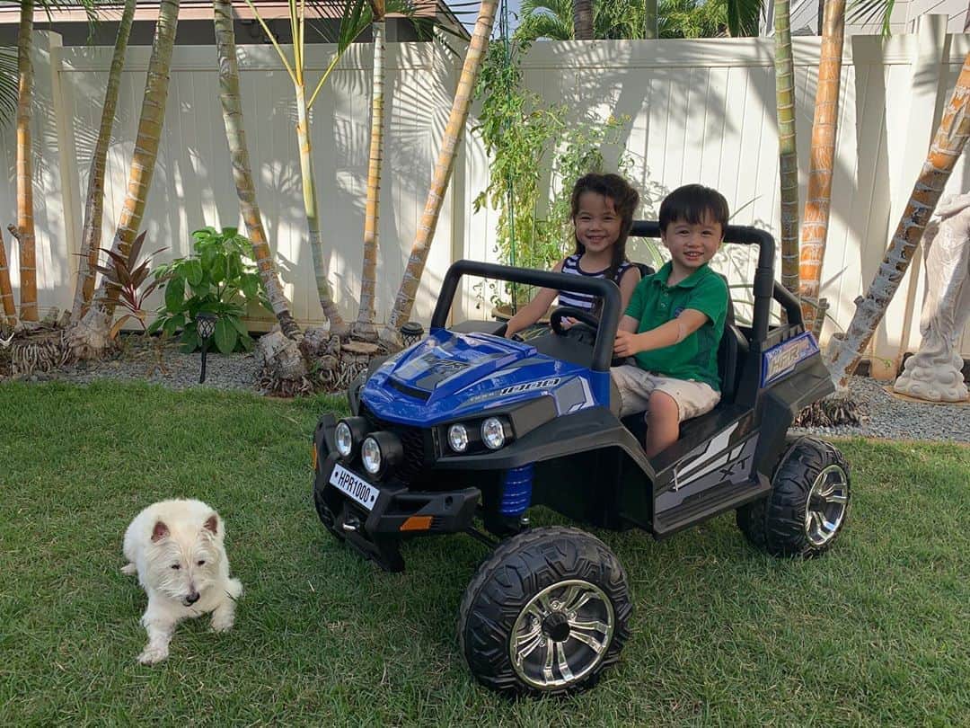 エリナ シルカのインスタグラム：「😎😎🐶 なんだかんだで双子の事が好きなローロは最近全くスピードが出ないドライブに出かけてます。笑」
