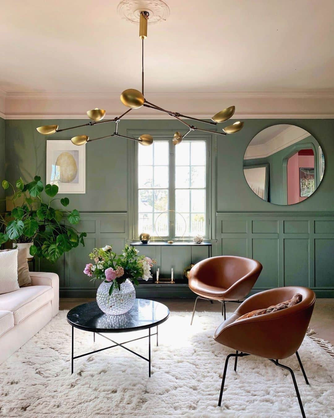 フリッツハンセンさんのインスタグラム写真 - (フリッツハンセンInstagram)「Pot™ chairs by Arne Jacobsen in a beautiful, sage green living room  Captured by: @hannasanglar  Explore more via link in bio.  #fritzhansen #arnejacobsen #danishdesign #loungechair  #프리츠한센 #フリッツハンセン  #스칸디나비아디자인센터 #北欧デザイン」9月27日 16時00分 - fritzhansen