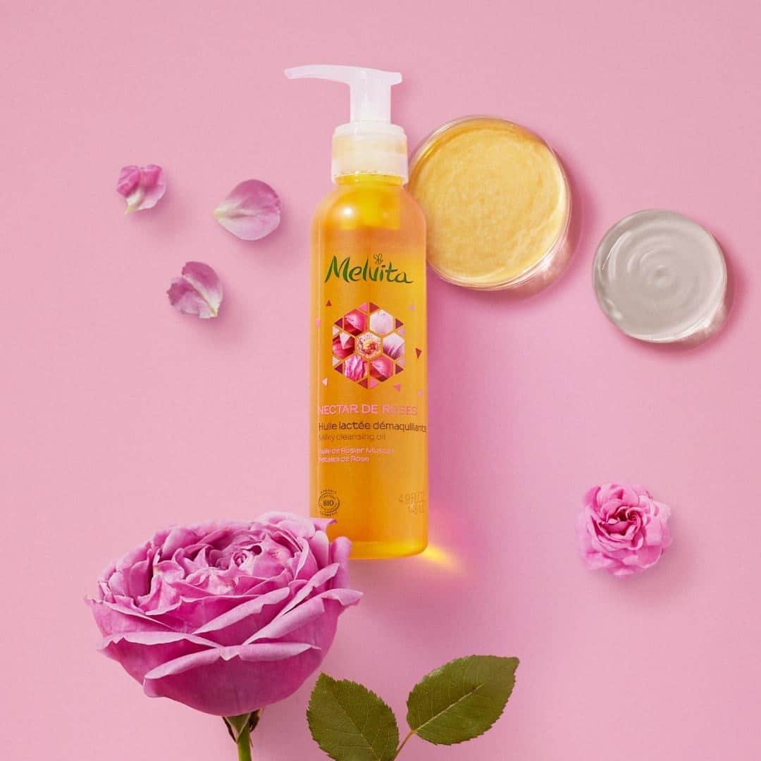Melvita Officialのインスタグラム：「Pourquoi passer à notre Huile Lactée Démaquillante Bio Nectar de Roses 🌿 ?  ✅ parce qu’elle élimine efficacement toutes les traces de maquillage (même waterproof), les impuretés et le sébum. ✅ parce qu’elle laisse la peau douce et souple sans rougeurs ou sensations de tiraillement ✅parce qu’elle est écolo. Pas besoin de cotons pour l’utiliser.  Dites-nous en commentaire les raisons pour lesquelles vous ne pourriez plus vous en passer 💕  #melvita #nectarderose #gogreen #mapeauauvert #rose #cosmetiquebio #cosmetiquenaturelle #cleanbeauty #huiledemaquillante」