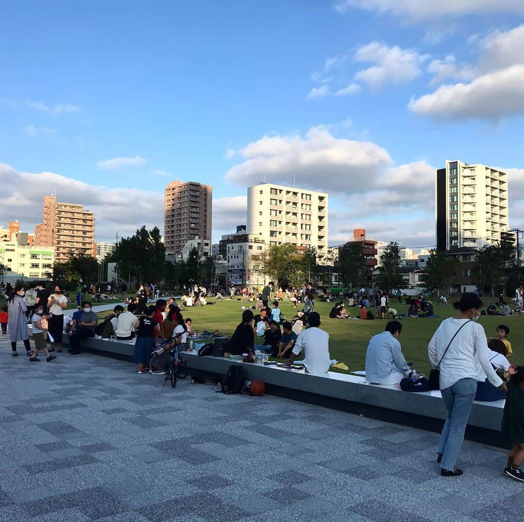 大川佑のインスタグラム：「近所にできた公園。路線バスも開通、キッズパークもできて、週末はディズニーランドかってぐらい混んでいる。平日昼はがら空きなんだけど…  東京がいかに公共スペース不足なのかよくわかる。」