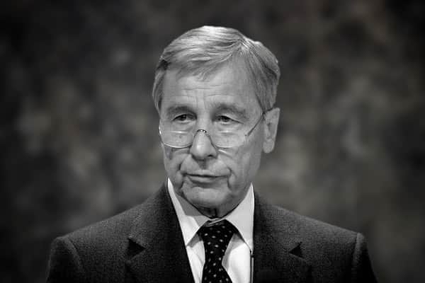 アンゲラ・メルケルのインスタグラム：「Kanzlerin Merkel zum Tod des ehemaligen Wirtschaftsministers Wolfgang Clement (1940 – 2020): „Ich trauere um Wolfgang Clement, der sowohl als Ministerpräsident von Nordrhein-Westfalen wie als Bundesminister für Wirtschaft und Arbeit unserem Land große und bleibende Dienste erwiesen hat. Wolfgang Clement hat viel dazu beigetragen, notwendigen wirtschaftlichen Strukturwandel und die Belange der arbeitenden Menschen miteinander in Einklang zu bringen. In der Bundesregierung unter Bundeskanzler Gerhard Schröder war er entscheidend an einer der wichtigsten und schwierigsten Aufgaben beteiligt: den Sozialreformen der Agenda 2010, die uns den Weg aus der hohen Arbeitslosigkeit wies. Ich denke dankbar an Begegnungen und Diskussionen mit Wolfgang Clement zurück. Mein aufrichtiges Mitgefühl gilt seiner Frau, seinen Töchtern und Enkeln.“ -- Chancellor Merkel on the death of the former Minister for Economic Affairs Wolfgang Clement (1940 - 2020): "I mourn Wolfgang Clement, who rendered great and lasting service to our state both as Prime Minister of North Rhine-Westphalia and as Federal Minister of Economics and Labor. Wolfgang Clement has done much to reconcile necessary economic structural change with the interests of working people. In the federal government of Chancellor Gerhard Schröder, he played a decisive role in one of the most important and difficult tasks: the social reforms of Agenda 2010, which showed us the way out of high unemployment. I think back gratefully to meetings and discussions with Wolfgang Clement. My sincere sympathy goes to his wife, daughters and grandchildren.“ #rip #gedenken #wolfgangclement #clement  . . 📷 (c) picture alliance」