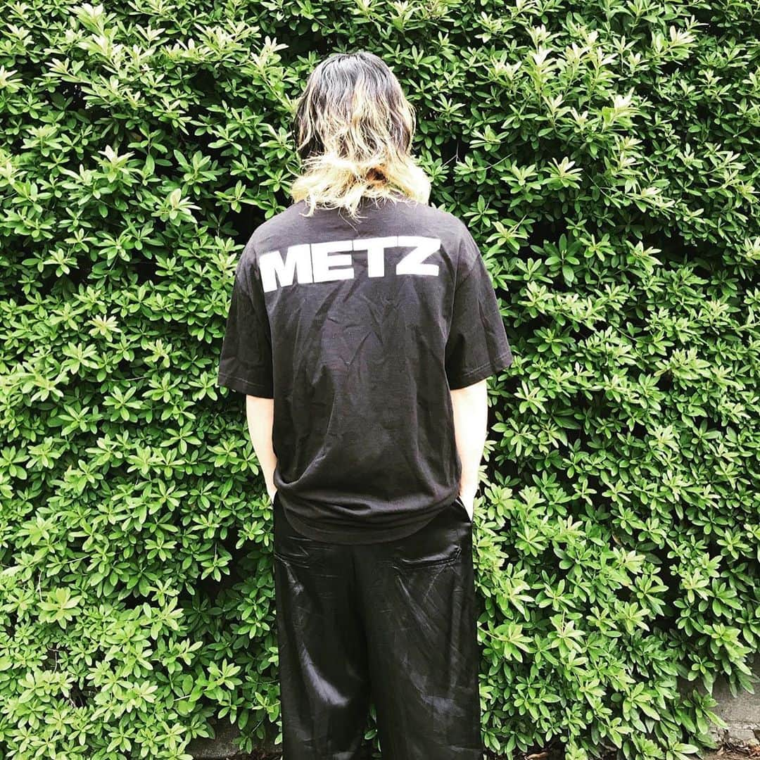 吉木諒祐さんのインスタグラム写真 - (吉木諒祐Instagram)「METZ × debaser Japan Limited T/S  オーダー受付中！ 9/30まで！  小林くんはXL着用しております！」9月27日 21時46分 - yhoshuah