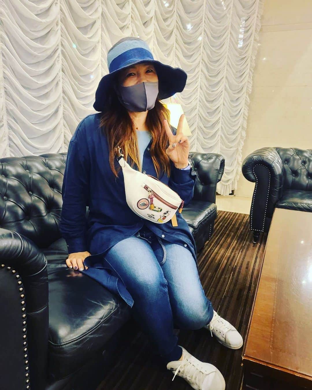 井上貴子のインスタグラム：「先日。 打ち合わせのときの。  デニムブルーが好きなんだろうな。 この系の色を着ていると おちつくーー^ ^  Happyで^ ^  コロナ禍に携わる 全てのお仕事の皆様。  心から 感謝しています。  引き続き油断せず お気をつけて お過ごし下さいませ。  #井上貴子  #LLPWX #神取忍 #女子プロレス #紅緒と柊音 #トイプードル #ディアナ女子プロレス #10月11日後楽園ホール #Twitterも見てね #感謝 #STOPCOVID19」