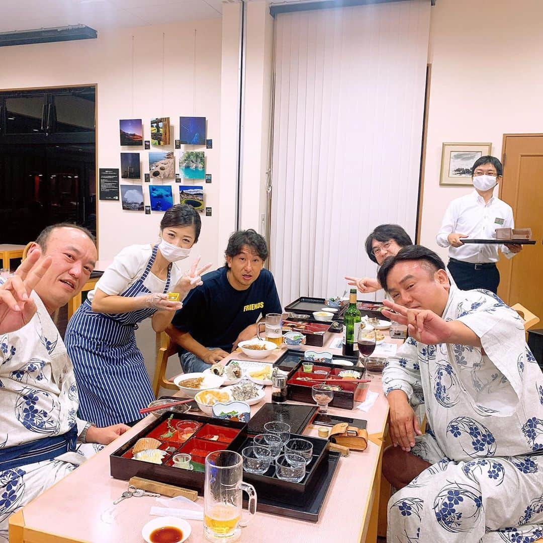 一条もんこさんのインスタグラム写真 - (一条もんこInstagram)「新潟をカレー県に。  佐渡島の相川にあるホテル『ファミリーオ相川』さんにてオリジナルマサラの開発をさせていただきました。 マサラはマイルドと辛口の2種類。佐渡番茶と昆布茶を使用し、 お子さまから大人までスパイスの香りを楽しめるブレンドです。  加えて、名産であるおけさ柿を使ったラッシーも作りました。 これからファミリーオ相川さんでこのマサラが入ったカレーを食べることができます。 オリジナルマサラのレシピカードも配布中です。  ぜひ、佐渡汽船乗って、佐渡汽船カレーを食べて、車で約40分の現地へ行き、このカレーを食べるというもんこ的カレーツアーを楽しんでいただきたいです　笑 いつかそんな企画もしてみたいと思います。  地元新潟はもちろんですが、引き続きよこすかや北本、神田、下北沢や各地、日本中をカレーで元気にしたいです、、‼︎ #新潟をカレー県に#カレー#curry#ファミリーオ佐渡#佐渡島#新潟#新潟県#カレー開発#スパイス#スパイス料理#ガラムマサラ#オリジナル#昆布茶#佐渡番茶#ご当地カレー#おけさ柿#柿ラッシー#町おこし#ご来場ありがとうございました#佐渡汽船#一条もんこ」9月27日 16時26分 - monko1215