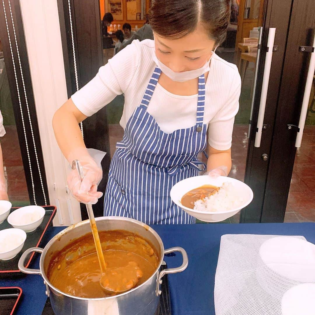 一条もんこさんのインスタグラム写真 - (一条もんこInstagram)「新潟をカレー県に。  佐渡島の相川にあるホテル『ファミリーオ相川』さんにてオリジナルマサラの開発をさせていただきました。 マサラはマイルドと辛口の2種類。佐渡番茶と昆布茶を使用し、 お子さまから大人までスパイスの香りを楽しめるブレンドです。  加えて、名産であるおけさ柿を使ったラッシーも作りました。 これからファミリーオ相川さんでこのマサラが入ったカレーを食べることができます。 オリジナルマサラのレシピカードも配布中です。  ぜひ、佐渡汽船乗って、佐渡汽船カレーを食べて、車で約40分の現地へ行き、このカレーを食べるというもんこ的カレーツアーを楽しんでいただきたいです　笑 いつかそんな企画もしてみたいと思います。  地元新潟はもちろんですが、引き続きよこすかや北本、神田、下北沢や各地、日本中をカレーで元気にしたいです、、‼︎ #新潟をカレー県に#カレー#curry#ファミリーオ佐渡#佐渡島#新潟#新潟県#カレー開発#スパイス#スパイス料理#ガラムマサラ#オリジナル#昆布茶#佐渡番茶#ご当地カレー#おけさ柿#柿ラッシー#町おこし#ご来場ありがとうございました#佐渡汽船#一条もんこ」9月27日 16時26分 - monko1215