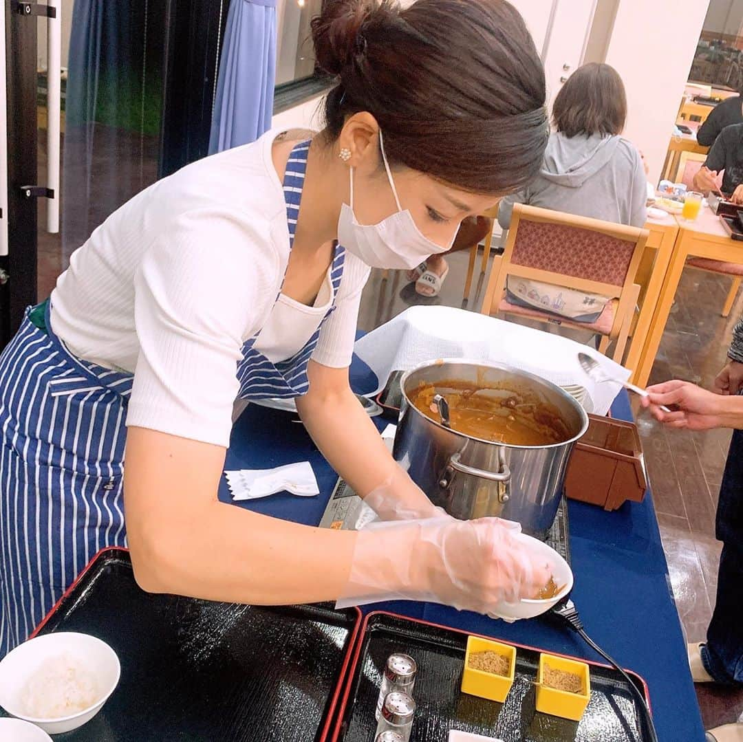 一条もんこさんのインスタグラム写真 - (一条もんこInstagram)「新潟をカレー県に。  佐渡島の相川にあるホテル『ファミリーオ相川』さんにてオリジナルマサラの開発をさせていただきました。 マサラはマイルドと辛口の2種類。佐渡番茶と昆布茶を使用し、 お子さまから大人までスパイスの香りを楽しめるブレンドです。  加えて、名産であるおけさ柿を使ったラッシーも作りました。 これからファミリーオ相川さんでこのマサラが入ったカレーを食べることができます。 オリジナルマサラのレシピカードも配布中です。  ぜひ、佐渡汽船乗って、佐渡汽船カレーを食べて、車で約40分の現地へ行き、このカレーを食べるというもんこ的カレーツアーを楽しんでいただきたいです　笑 いつかそんな企画もしてみたいと思います。  地元新潟はもちろんですが、引き続きよこすかや北本、神田、下北沢や各地、日本中をカレーで元気にしたいです、、‼︎ #新潟をカレー県に#カレー#curry#ファミリーオ佐渡#佐渡島#新潟#新潟県#カレー開発#スパイス#スパイス料理#ガラムマサラ#オリジナル#昆布茶#佐渡番茶#ご当地カレー#おけさ柿#柿ラッシー#町おこし#ご来場ありがとうございました#佐渡汽船#一条もんこ」9月27日 16時26分 - monko1215