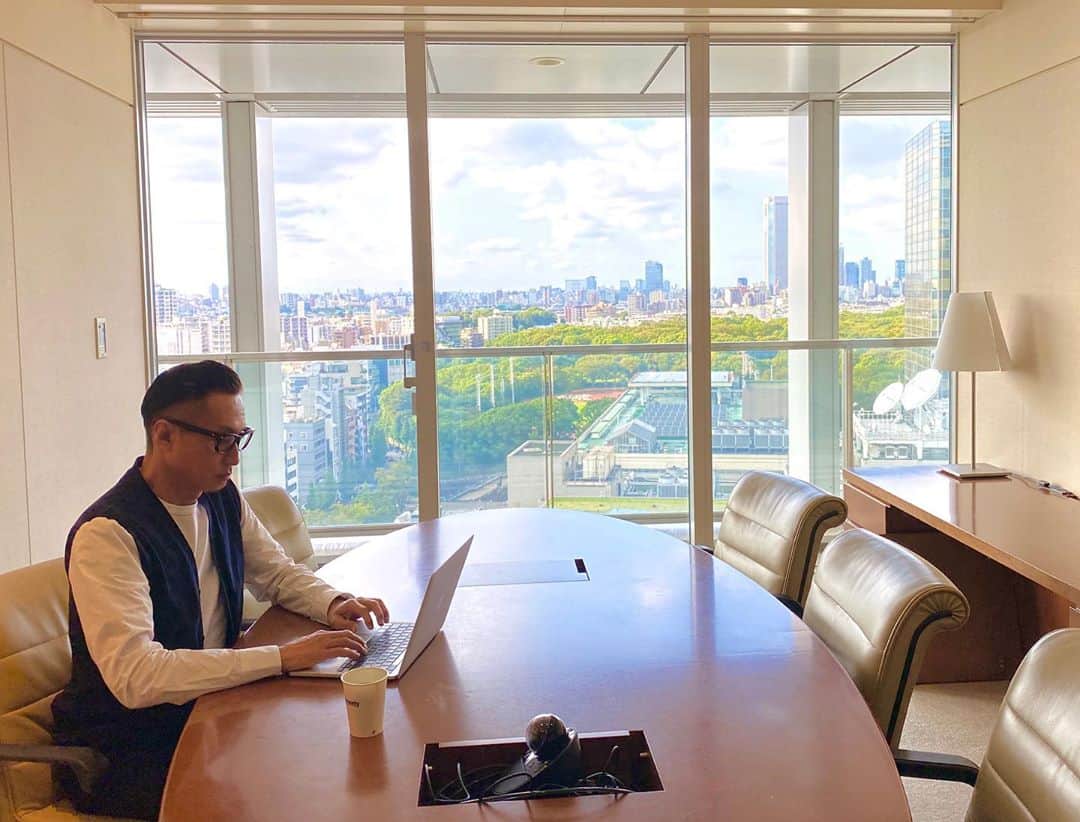 のインスタグラム：「Welcome to my office 😎  #うそですw #こんなオフィスが欲しい #今日も一日中収録 #playfully #オンラインサロン」