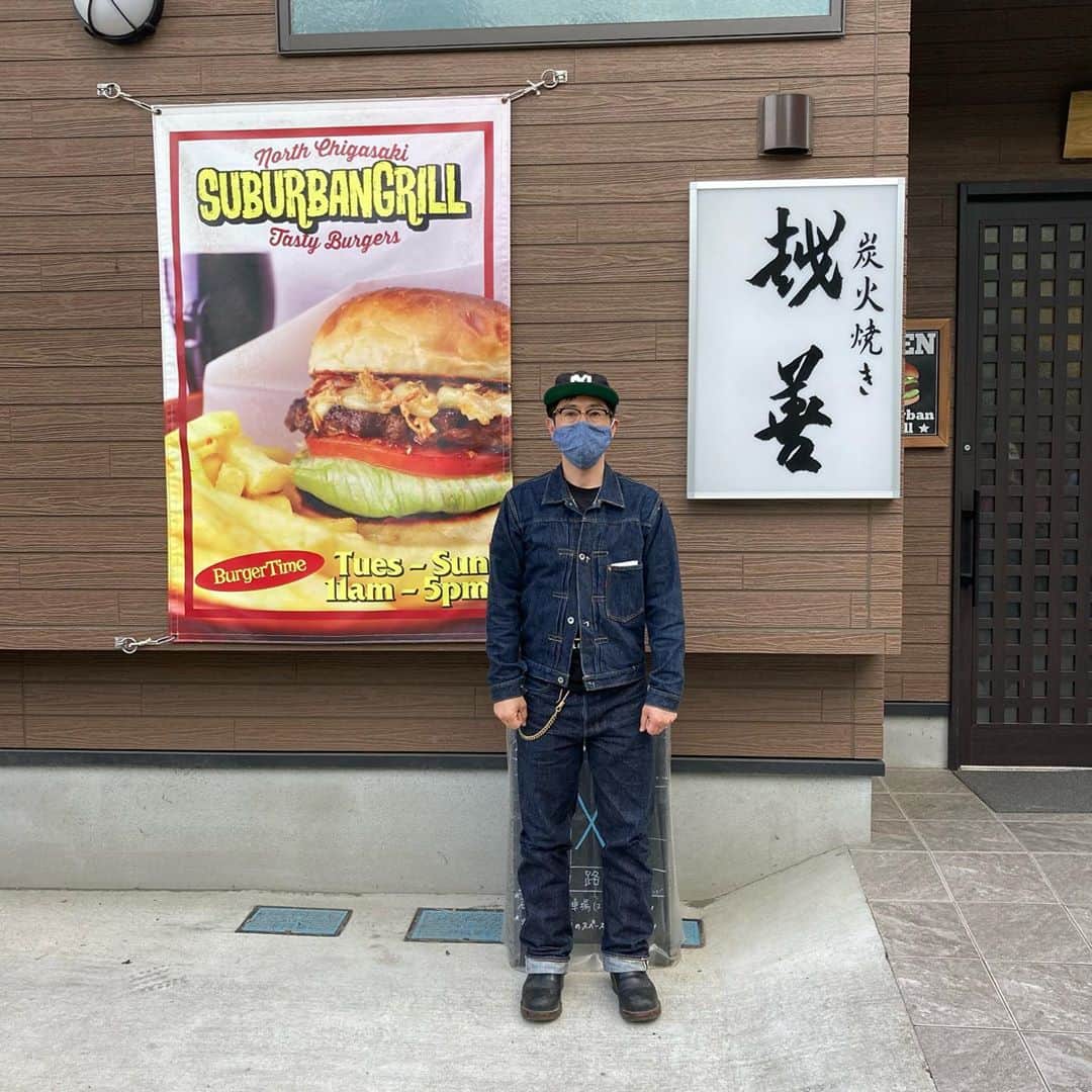 亘健太郎さんのインスタグラム写真 - (亘健太郎Instagram)「茅ヶ崎市美術館でやってるアロハ展に行ってきた‼︎アロハ欲しくなったのだが食欲で誤魔化そうとハンバーガー食べ行った‼︎美味すぎてアロハ展行ったこと忘れかけた…。そういえば、今日1番最初に向かったのはMOONEYESスワップミートだった。写真撮り忘れた。でも、LLR伊藤さんと行ったことだけは絶対に忘れないよ！写真撮り忘れたけど…。ご馳走様でした‼︎﻿ #茅ヶ崎市美術館﻿ #アロハ展﻿ #suburbangrill﻿ #サバーバングリル﻿ #mooneyes﻿ #アメカジボーイズ ﻿ #amecajiboys ﻿ #アメカジ ﻿ #アメカジ散策 ﻿ #byボーイズ長 ﻿ 《告知》﻿ 「アメカジボーイズyoutube生配信」 ﻿ 日付: 2020年10月3日(土)23:00〜﻿ ﻿ こちらを↓↓↓↓↓↓↓をクリック‼︎﻿ ﻿ https://youtu.be/txcw3EspIws﻿ ﻿ #フルーツポンチ亘　﻿ #パンクブーブー哲夫　﻿ #ニブンノゴ大川　﻿ #オリオンリーグ玉代勢　﻿ #LLR伊藤　﻿ #まんじろう米女　﻿ #素敵じゃないか吉野　﻿ #みそホルモンべこ﻿ ﻿ 【youtube】﻿ 「アメカジボーイズ」のyoutubeチャンネルを開設しました‼︎﻿ 毎週火曜、金曜日に《アメカジボーイズ》youtubeチャンネルで動画をアップしていきます‼︎是非、チャンネル登録お願い致します‼︎﻿ ﻿ https://www.youtube.com/channel/UCcEOJTJGZZ0hEruuMpxvqsw ﻿ ﻿ 【Facebook】﻿ 「アメカジボーイズ」のFacebookページもありますので是非チェックしてみてください‼︎ ﻿ ﻿ https://www.facebook.com/amecajiboys/」9月27日 16時24分 - watarikentaro