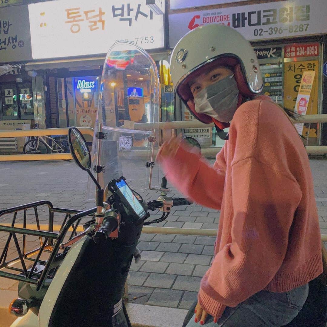 キム・ダヘのインスタグラム：「어제 낮에 스쿠터타기 너무 좋았는데 밤엔 니트입고타면 얼어죽습니다」