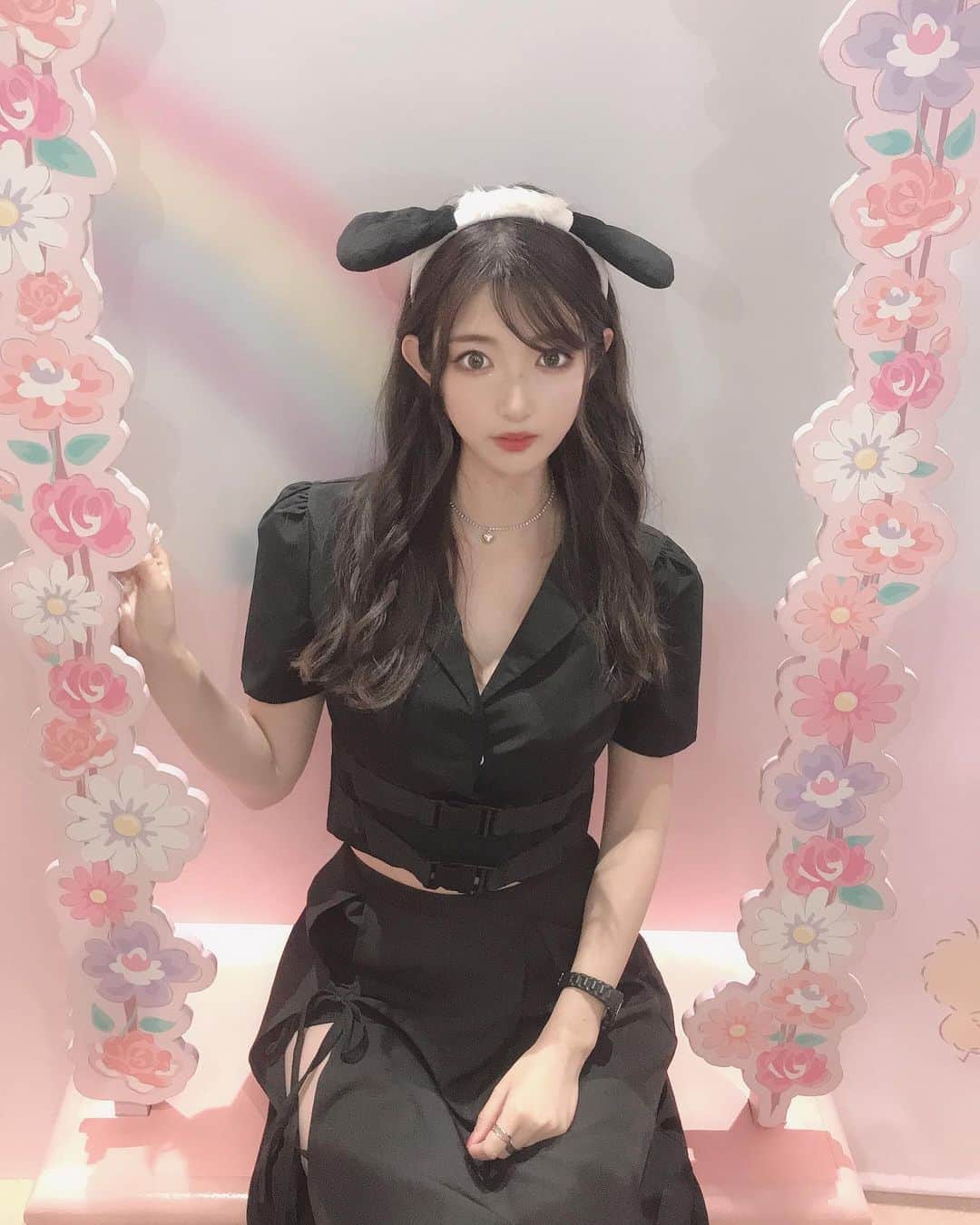 れみぱんのインスタグラム：「わたしのふく安全ベルトついてる🦋w (カンダニエルを意識したコーデです🦋w) : : :  : : #サンリオピューロランド #ピューロランド #サンリオコーデ #サンリオ #ポチャッコ #バッドばつ丸 #黒コーデ #韓国ファッション #ファッション #秋コーデ #韓国メイク #sanrio #sanriopuroland #tokyo #japan #japanesegirl #fashion #ootdfashion #kawaiiworld #japaneseculture  #粉我 #照片 #메이크업 #일본 #얼스타그램 #핫」
