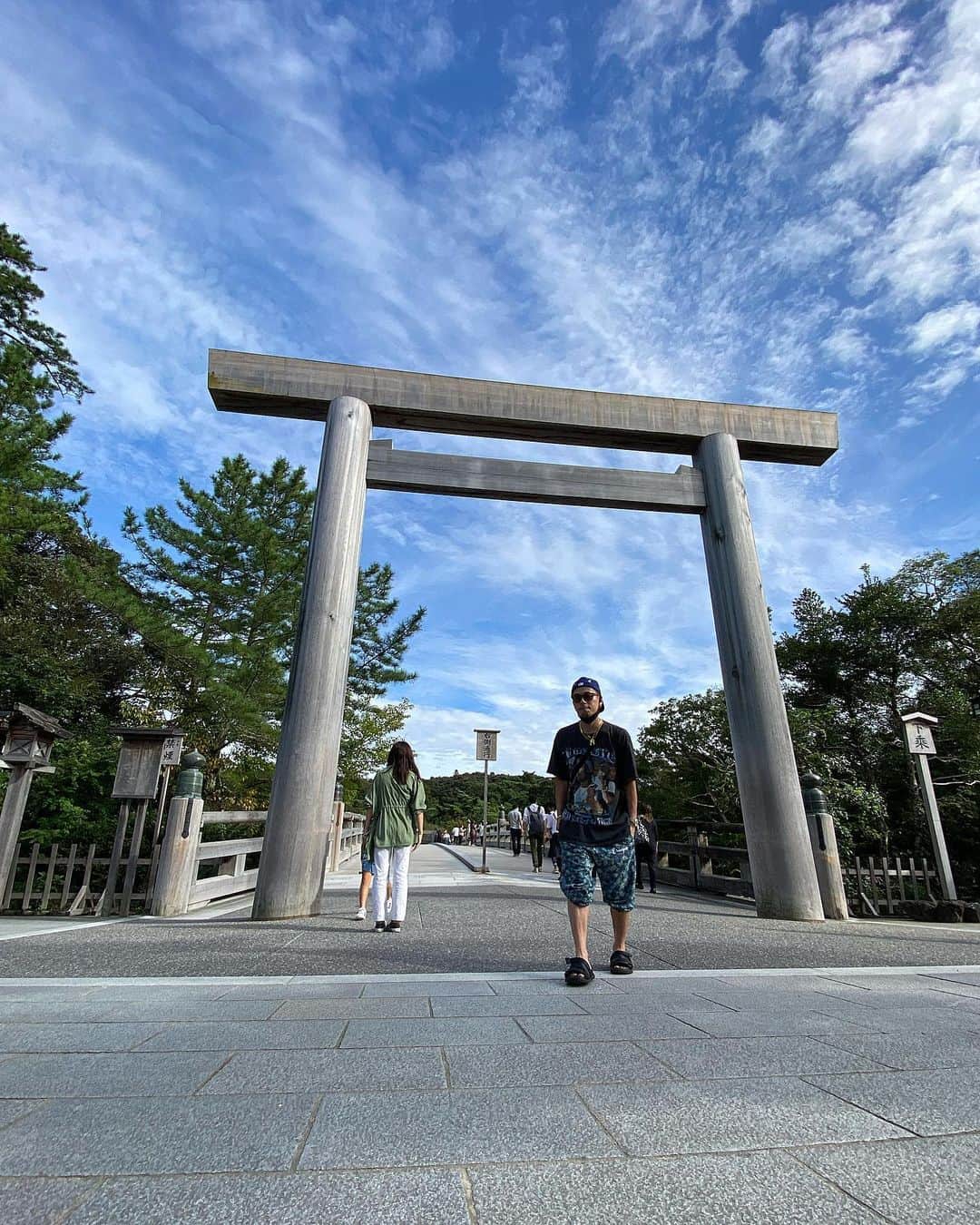 DJ HALのインスタグラム：「7年ぶりに本当に勢いだけで伊勢神宮へ行ってきました！勢いだけにサンダルだし神様にご挨拶する様な容姿ではないのは申し訳ないのですが.... 気持ちが大事だと思い👌🏾 タイミングとご縁ですね！ 7年分の感謝とお礼をしに参拝してきました。 ちょうど7年前、の今の時期に伊勢に行き、そこから何かが変わりはじめました 7年前のまさに今の頃...何かがスタートし始めようとしてたんですね！  改めて今、こんな時代ですが、 元気に生きて笑ってられる事に感謝してます😌🙏🏾そして色々振り返ってこの7年間について考えさせられました。 沢山の方に支えてもらって生きてる事を改めて実感しました！感謝と自分がこれから出来る幸せな事を作って行きたいと思いました。本当に良き日でした。2020/9/26 大安　 #伊勢神宮」