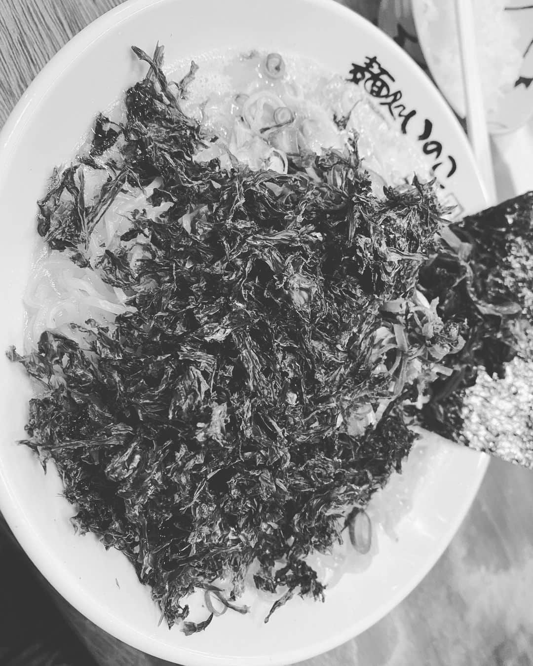 総長ウララさんのインスタグラム写真 - (総長ウララInstagram)「生まれて初めて40分並んだ！ラーメン！ 一口目汁を飲んだ瞬間意識飛ぶほど美味すぎた！ また並んででもいきたい！これ以上人増えて欲しくない。 みんなには行って欲しくないから画像は白黒にしとく！  #アサリバター塩ラーメン #ばらのりトッピング #麺処いのこ」9月27日 16時35分 - urara_123urara