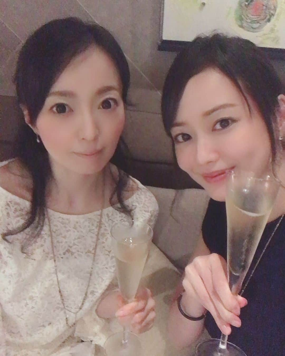 吉山りささんのインスタグラム写真 - (吉山りさInstagram)「フリーアナウンサーの美里さんと🥂  久々だったから ずーっとお話👯‍♀️🌹  そしてそのあとカフェ☕  タリーズめちゃくちゃ美味しい😍  ココアの上の生クリームが  最高のかたさでオカワリしかけた❣️  ご馳走様でした💋  #dinner #デート #女子会 #レストラン #restaurant からの〜 #タリーズ #カフェ #ワイン #ペアリング #ワイン女子 #wine #champagne #ワイングラス が毎回毎回オシャレだった #🍷 #🥂 #🍾 #date  #鴨 大好き #鴨肉  大好きなしゅわしゅわも飲めた🥰  タリーズのアイスも 美味しいんだよね🍨  #吉山りさ #モデル #フリーランスモデル #フリーモデル #ガールズトーク #日本橋 昔から大好きな町 #中央区 生まれ  みーたんデートありがと👯‍♀️💕  #生クリーム 大好き #ホイップクリーム #whip   冬は #ココア で越します🍫」9月27日 16時32分 - oreorerisa