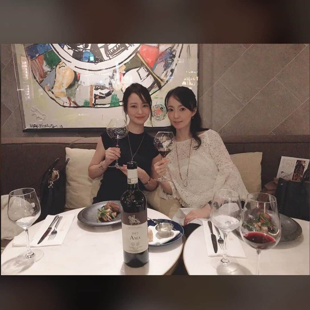 吉山りささんのインスタグラム写真 - (吉山りさInstagram)「フリーアナウンサーの美里さんと🥂  久々だったから ずーっとお話👯‍♀️🌹  そしてそのあとカフェ☕  タリーズめちゃくちゃ美味しい😍  ココアの上の生クリームが  最高のかたさでオカワリしかけた❣️  ご馳走様でした💋  #dinner #デート #女子会 #レストラン #restaurant からの〜 #タリーズ #カフェ #ワイン #ペアリング #ワイン女子 #wine #champagne #ワイングラス が毎回毎回オシャレだった #🍷 #🥂 #🍾 #date  #鴨 大好き #鴨肉  大好きなしゅわしゅわも飲めた🥰  タリーズのアイスも 美味しいんだよね🍨  #吉山りさ #モデル #フリーランスモデル #フリーモデル #ガールズトーク #日本橋 昔から大好きな町 #中央区 生まれ  みーたんデートありがと👯‍♀️💕  #生クリーム 大好き #ホイップクリーム #whip   冬は #ココア で越します🍫」9月27日 16時32分 - oreorerisa