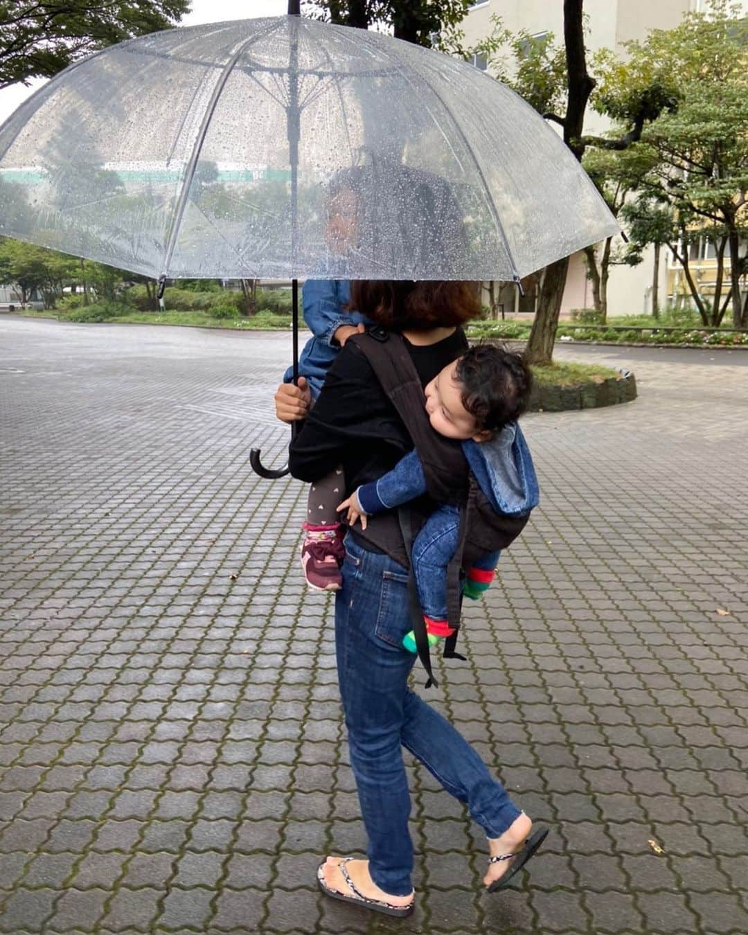 松野浩介さんのインスタグラム写真 - (松野浩介Instagram)「【188日目】 9月26日(土) 俺が仕事中、 朋奈ちゃんはこうなってるらしい。 これはこれで仕事だな。うん。 #ぺーぺー親父のくそ日記2 #生後188日目 #0歳 #赤ちゃん #男の子 #父 #娘 #息子 #奥さん #松野家 #夫婦 #親子 #姉弟 #家族写真 #松野浩介 #森岡朋奈 #theだいじょぶズ #3月5日 #恵比寿 #リキッドルーム #ワンマン #ベイベー #独りベイベー #HOPE」9月27日 16時33分 - kosuke_matsuno