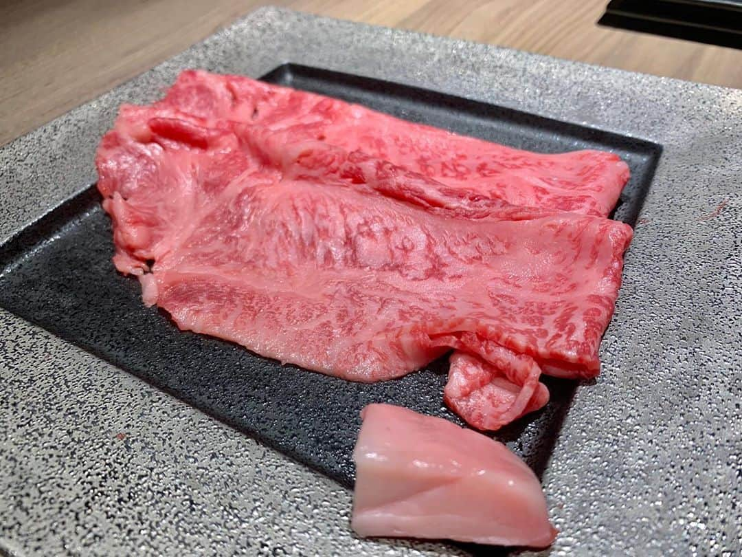 まいまいさんのインスタグラム写真 - (まいまいInstagram)「焼肉食べてきたよ🐮💓 船橋駅の近くに10月2日にオープンする、 「牛-GYU-」に行ってきました！ 完全個室で店員さんが焼いてくれるの✨ 新規オープンだからお店はすごく綺麗だし、 お肉も料理もとっても美味しかったよ〜😊❤️ WonderGOLFのメンバーが月に数回お手伝いするらしく、 オープン前にお邪魔させてもらって撮影してきました🎶 もぐもぐ食べてるまいまい見れます♥笑 🎀今日の18時から配信です🎀 10月までの限定で、「WonderGOLFを見た」で サービスもご用意していただいたので ぜひ最後までご覧ください👀❤️ . 「牛-GYU-」 Access：千葉県船橋市本町1-11-25 LEO伍拾四番館2階 Tel：047-404-9652 . #まいごるふ#グルメ#グルメ女子#グルメ好きな人#繋がりたい#焼肉#肉スタグラム#ゴルフ#ゴルフ女子#ゴルフ男子#ゴルフ好き#ゴルフバカ#ゴルフ好きな人と繋がりたい#女子ゴルファー#船橋#新規オープン#完全個室#golf#enjoygolf#golfstagram#golflife#golfshot #골프#골프스윙#골프중독#골프웨어#maigolf」9月27日 16時34分 - ___maigolf___