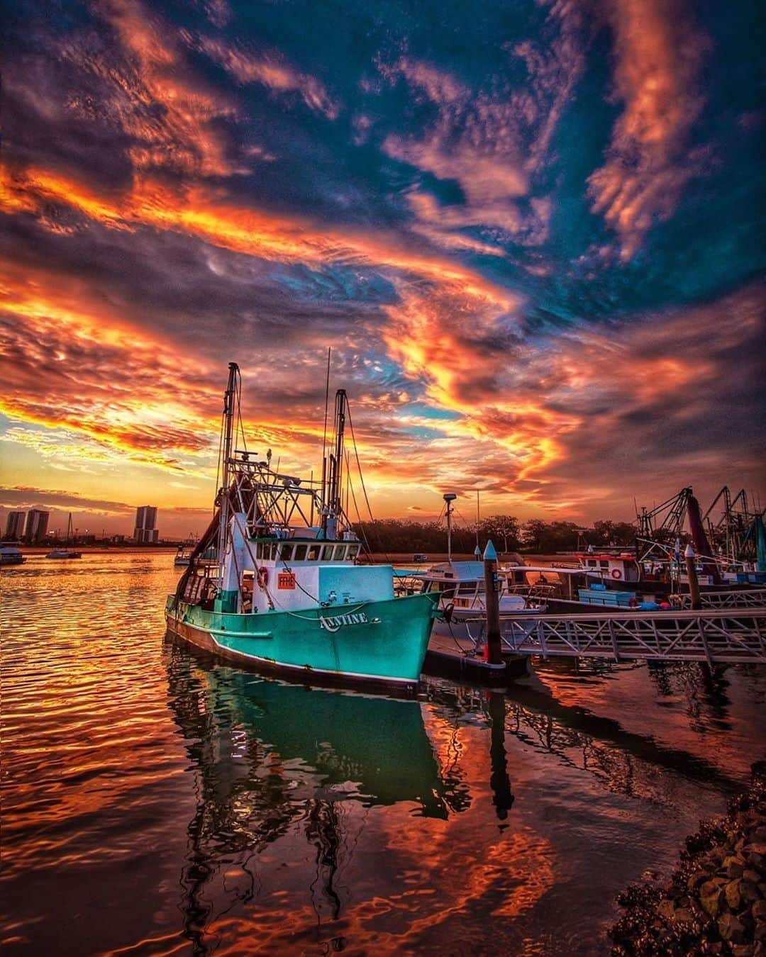 Canon Photographyさんのインスタグラム写真 - (Canon PhotographyInstagram)「Stunning sunset on the Gold Coast.  Photography // @benmuldersunsets Curated by @steffeneisenacher  #goldcoast #petersfishmarket #queensland #seeaustralia #sunsetphotography」9月27日 16時34分 - cpcollectives