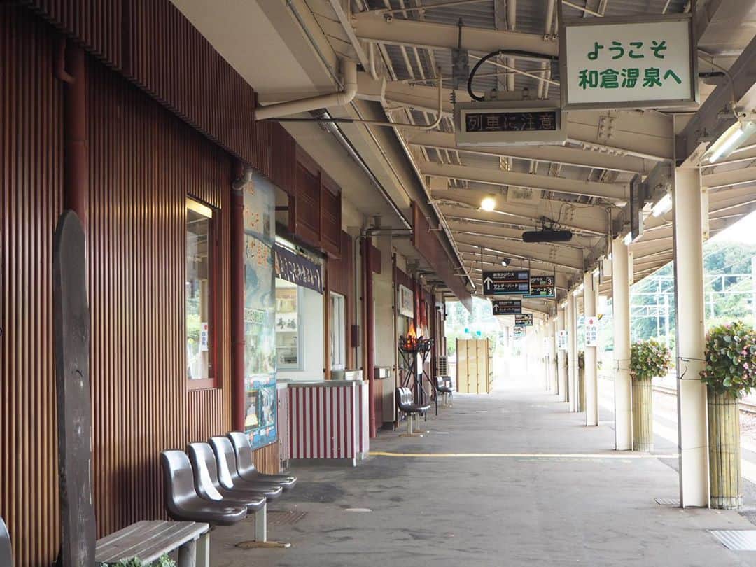 伊藤桃さんのインスタグラム写真 - (伊藤桃Instagram)「【#のと鉄道 #七尾線 #和倉温泉駅 】 七尾駅から、和倉温泉駅までは1駅。 七尾駅で車両は乗り換えになりますが、この和倉温泉駅までが七尾線です。 訪れるのはじつに久しぶり·····JR完乗をめざしていた時以来！ その時も#花咲くいろは #ラッピング車両 で、また今回再び会えて嬉しかったです🥺 * 1~4枚目: 思わず可愛すぎてたくさんぱしゃぱしゃ📸2次元の女の子の可愛さは最高！🥰 * 5枚目: 1駅はあっという間。 すぎゆく車両を見送って····· 6~10枚目: この日の1度目の下車は、和倉温泉駅！ 観光地独特の華やかな駅の雰囲気^^ そして可愛らしいキャラ、わくたまくんがお迎えしてくれました(,,･ω･,,) 和倉温泉駅に来たことはあれど、温泉に入ったことはなく····· この旅の目的1つ目は、和倉温泉で朝風呂だったのです！ この時点でまだ朝7:20！笑 初めての和倉温泉駅お散歩の投稿に·····つづく(*´˘`*)♥ #青春18きっぷ #青春18きっぷの旅 #青春18きっぷ一人旅 #青春18切符 #能登半島」9月27日 16時54分 - itomomo_tetsu