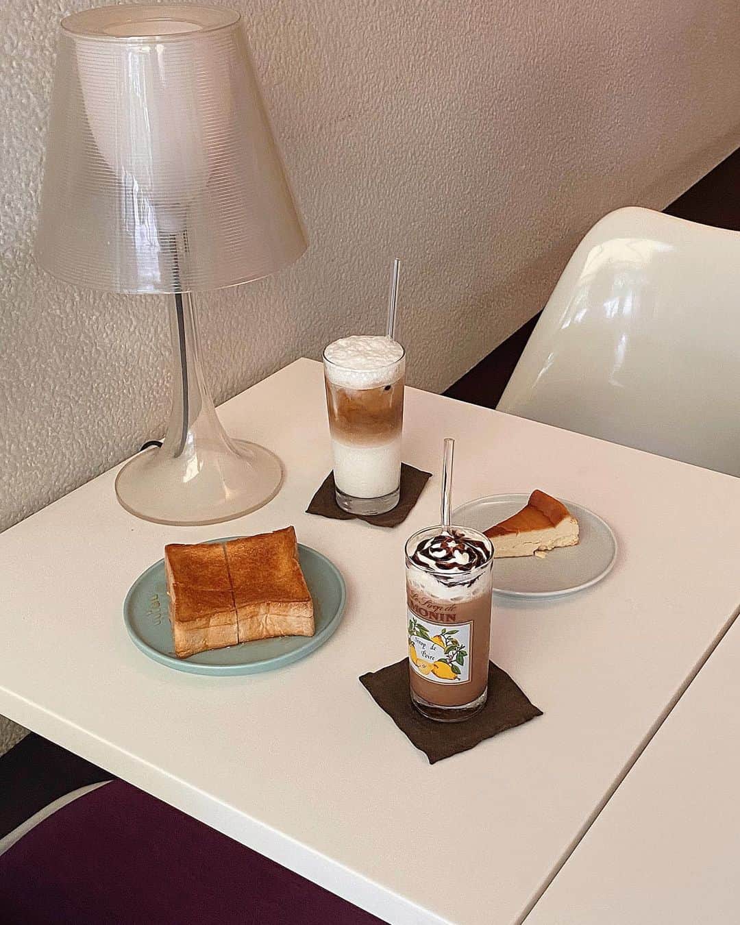 葉晟睿さんのインスタグラム写真 - (葉晟睿Instagram)「下客運先來edia ☕️ #kalvineats台中 奶油蜂蜜吐司($80), 巴斯克焦香乳酪蛋糕($80), 摩卡美式冰咖啡($150), 冰拿鐵($150) ⠀ 這個杯子實在是太可愛了為了他點了摩卡☕️ 整間店不大很安靜，那天來剛好也坐到了可愛的位子。 ⠀ ⠀ #kalvineats #kalvineats台中 #kalvineats甜點 #kalvineats咖啡 ⠀ ⠀ ☕️ @ediacafe 台中市南屯區大進街691號 10:00 ㏂—8:00 ㏘ (wed closed) 📷 @thisisfeliciayeh @kalvin.eats ⠀ ⠀」9月27日 16時53分 - kalvin.yeh