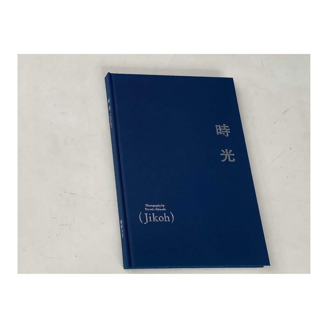 島田大介さんのインスタグラム写真 - (島田大介Instagram)「「時光」沢山のお問い合わせありがとうございます。 オフィシャルWEBSHOP分は完売となりました。書店分も完売の店舗が多いそうですが、置いてくださってる書店を記載しておきます。お問い合わせは各書店へお願い致します。  SPBS @spbs_tokyo  nadiff @nadiff_apart_  誠光社 @seikoshabooks C7C @c7cgalleryandshop  ON READING @on_reading」9月27日 16時46分 - daisukeshimadaa