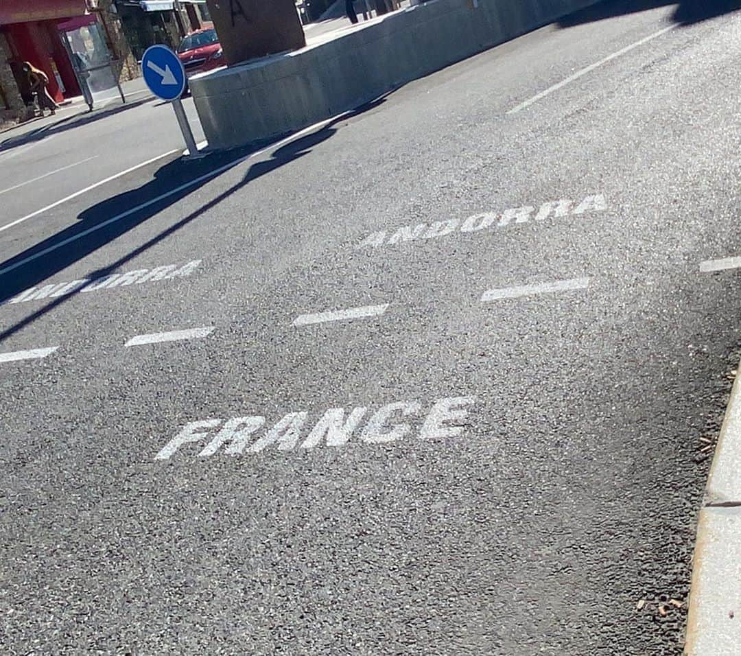 上枝恵美加さんのインスタグラム写真 - (上枝恵美加Instagram)「🇫🇷/🇦🇩  　　 #初めての #国境 #興奮した #記念に投稿 #border #firsttime #France #Andorra」9月27日 16時49分 - emika_kamieda