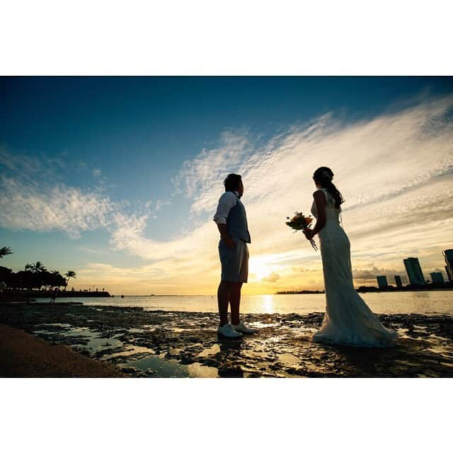 ハワイフォトウェディングのCheers Weddingさんのインスタグラム写真 - (ハワイフォトウェディングのCheers WeddingInstagram)「‭ *﻿ ハワイウェディングなら﻿ Cheers Wedding🌴🌺﻿ ﻿ ウェディングプロデュース会社だからこそ叶う特別なフォトウェディング。﻿ ﻿ 1日1組様限定 ﻿ 【カスタマイズプラン】﻿ ﻿ ご希望撮影時間内でお好きなロケーション撮影を組み合わせたフォトプラン！﻿ ﻿ ビーチ以外にもハワイらしいロケーション撮影を楽しみたい方にオススメ♪﻿ ﻿ リムジン貸切の贅沢なフォトツアーが叶います。﻿ ﻿ ***********************﻿  【お問合せ】﻿ https://www.cheerswedding.jp﻿ ﻿ ☎︎0120-128-828﻿ 平日11:00〜19:00／土日祝10:00〜19:00﻿ ﻿ ***********************﻿ ﻿ ◆ハワイでのフルオーダーウェディングはこちら♪﻿ @cheers_wedding﻿ ﻿ ◆ハワイでの手軽&web申込のCUTEなウェディングはこちら♪﻿ @cheers_lilii﻿ ﻿ #チアーズウエディング﻿ #ハワイウエディング﻿ #フォトウェディング﻿ #リゾートウェディング　﻿ #フォトツアー﻿ #ハワイ旅行﻿ #ハワイハネムーン﻿ #ハワイ挙式﻿ #ハワイ婚﻿ #cheerswedding﻿ #hawaiiwedding﻿ #日本中のプレ花嫁さんと繋がりたい﻿ #ウェディングニュース﻿ #卒花嫁﻿ #前撮り　﻿ #後撮り﻿ #ハワイ前撮り ﻿ #ハワイ後撮り﻿ #結婚準備﻿ #ハワイフォトツアー﻿ #ウエディングフォト﻿ #フォトウェディング﻿ #weddingphoto﻿ #ハワイビーチフォト ﻿ #ハワイウェディングフォト﻿ #生花ブーケ﻿ #タウンフォト﻿ #ロケーションフォト﻿ #ブライダルフォト﻿ #ハワイ貯金」9月27日 16時49分 - cheers_photowedding