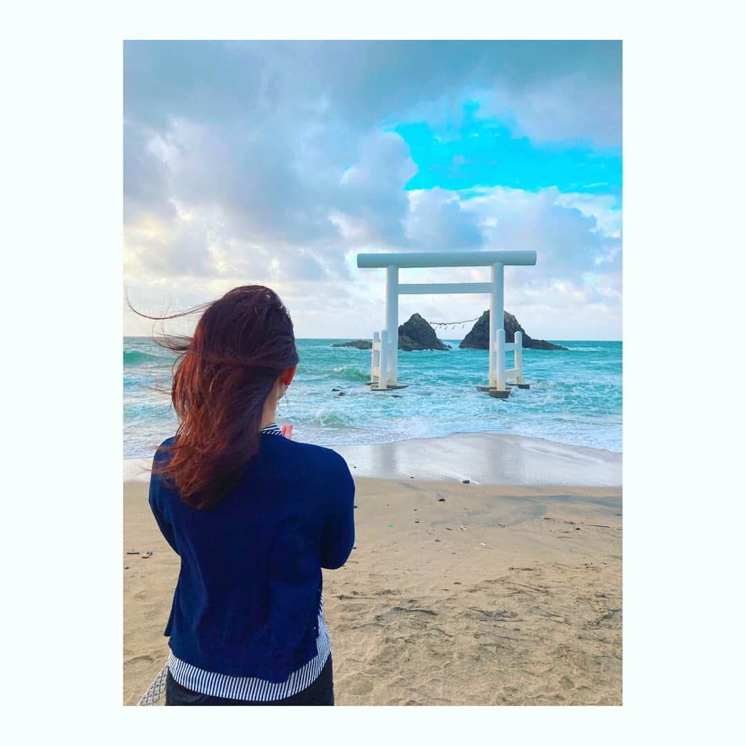 真野みづほのインスタグラム：「福岡県は糸島半島・二見ヶ浦の 夫婦岩😊🙏🏻✨ #福岡県  #糸島  #二見ヶ浦夫婦岩」