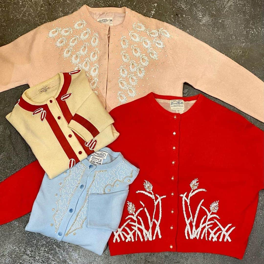 NUTTY Vintage&Collectibleのインスタグラム：「🌹NEW ARRIVAL🌹  ☑︎vtg beads cardigan -colorful-  肌寒いいまの時期に重宝するカーディガンに とびきり主役級のビーズカーディガンはいかが？ 羽織としてはもちろん！ ボタンをしめてトップスにしてもGOODです🌟  ONLINE STOREにも ビーズカーディガンの掲載がございますので 是非ご覧くださいませ💋  本日も20時までNUTTYオープン🚪 皆様のお越しをお待ちしております＊  ------------------------------------ 🛍NUTTY通販について🛍 ------------------------------------- ＜ONLINE STORE＞ VINTAGE▶︎http://nutty.theshop.jp/ USED SELECT▶︎https://nuttyselect.official.ec/ （プロフィールページURLよりjump🕊） ㅤㅤㅤㅤㅤㅤㅤㅤㅤㅤㅤㅤㅤ ＜VIDEO CHAT SHOPPING＞ テレビ電話をお繋ぎして、リアルタイムでご案内いたします。詳細は過去の投稿をご覧ください。」