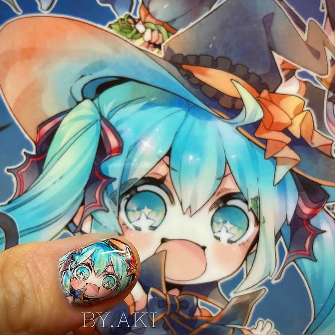 上野明子さんのインスタグラム写真 - (上野明子Instagram)「MY NAIL💅 初音ミク♬I ❤ハロウィン🎃MIKU❤️ ・ 今年も待ち切れなくてNAILチェンジ😍 ・  毎年恒例！にわこさんの ハロウィン🎃ミクさん♡ ・ 好き過ぎて、年中描いちゃうけど やっとシーズン到来だー😆 ・ ・ ・  【使用商材】by.akiシリーズ ブラシ&ジェル プロフィール欄　URLより飛べますデス🕊 ・ ・ ・  #snowmiku  #vocaloid  #megurineluka  #hatsunemiku #vocaloid  #hatsunemiku  #初音ミク #ボカロ @by.aki #anime#manga#NAIL#ジェルネイル#ネイル#福岡#福岡市#全てジェルネイル#手描きネイル#all.gel#痛ネイル#ネイリスト#aki#認定講師#キャラネイル#네일#gel甲#美甲#爪甲#Freehand#ショートネイル#Shortnail」9月27日 16時59分 - by.aki