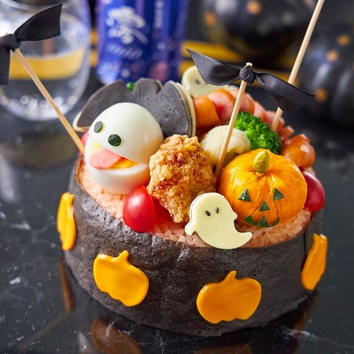 mio_sparklingのインスタグラム：「＼炊飯器で簡単！ハロウィンライスケーキ／ トマトライスをイカスミクレープで巻いて…😃 ハロウィンにぴったりなレシピ✨ トマトの旨味と澪がよく合います🥂ぜひお試しください💗  【材料】（3〜4人分）直径15cmのケーキ型1台分  ▼トマトライス トマト　1個（150g） 米　2合（水280cc）  A. オリーブオイル　小さじ1 塩　小さじ3/4 ブラックペッパー　小さじ1/2  ▼イカスミクレープ 卵　1個 牛乳　200㏄ 市販のレトルトイカスミパスタソース（具材の少ないもの）　1個 　　　　　 B. 薄力粉　70ｇ 砂糖　大さじ1  ▼トッピング（お好みで） 唐揚げ スライスチーズ ゆで卵など�  【手順】 1. 米を研ぎ、炊飯器で30分～1時間浸水させたら、Aを入れて混ぜ、へたをくりぬいたトマトを丸ごと1個入れて炊く。炊き上がったらトマトが全体に行きわたるように底から混ぜ、少し蒸らしておく。  2. ボウルに卵を入れ、牛乳を少しずつ加えて泡だて器でよく混ぜ、ふるっておいたBを1度に加え粉気がなくなるまで混ぜる。  3. レトルトのイカスミパスタソースを加えてさらに混ぜ、ざるで1度こす。 （ザルに残ったパスタソースの具は使わないためよけておく）  4. 中火で熱したフライパンに油（分量外）を薄くなじませ、フライパンの中心から生地を回し入れ両面を焼く。  5. ラップを敷いたケーキ型に1のご飯→クレープ→ご飯→クレープ→ご飯と3層にし、軽く押さえて形をつくり、ひっくり返してお皿に乗せる。 残りのクレープをふちにまき、茹で野菜を型で抜いたものや、お好みのトッピングをのせて完成！  #ハロウィンレシピ #おうちハロウィン #ハロウィンアレンジ #かわいい料理研究家 #カワイイ食卓研究家 #澪レシピ #ハロウィン料理 #ハロウィンパーティー #パーティー料理 #今日のごはん #てづくりごはん365 #ご飯記録 #豊かな食卓 #胃袋ガッツリつかもう部 #お酒がすすむ #私のおいしい写真 #料理好きな人と繋がりたい #日本酒を楽しむ #お酒好きな人と繋がりたい #日本酒部 #飲酒タグラム #日本酒大好き #日本酒好きな人と繋がりたい #スパークリング清酒 #日本酒女子 #日本酒 #sparkling #澪ドライ #澪DRY #澪」