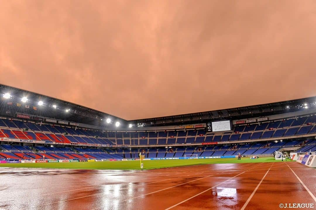 Ｊリーグさんのインスタグラム写真 - (ＪリーグInstagram)「雨上がりのスタジアムを照らす夕焼け雲﻿ ﻿ ﻿ ﻿ #Ｊリーグ﻿ #jleague﻿ ﻿ #日産スタジアム﻿ #スタジアム #🏟 #☁️﻿ #景色 #夕焼け #夕暮れ時﻿ #夕焼け雲 #夕影 #夕日 ﻿ #ダレカニミセタイソラ﻿ #ダレカニミセタイケシキ﻿ #ダレカニミセタイフウケイ﻿ #ベストショット #bestshot﻿ #ナイスショット #niceshot﻿ #オフショット #offshot ﻿ #soccer #football #⚽️﻿ #soccerphoto #soccerphotography﻿ #soccerpics #stadium」9月27日 17時00分 - jleaguejp