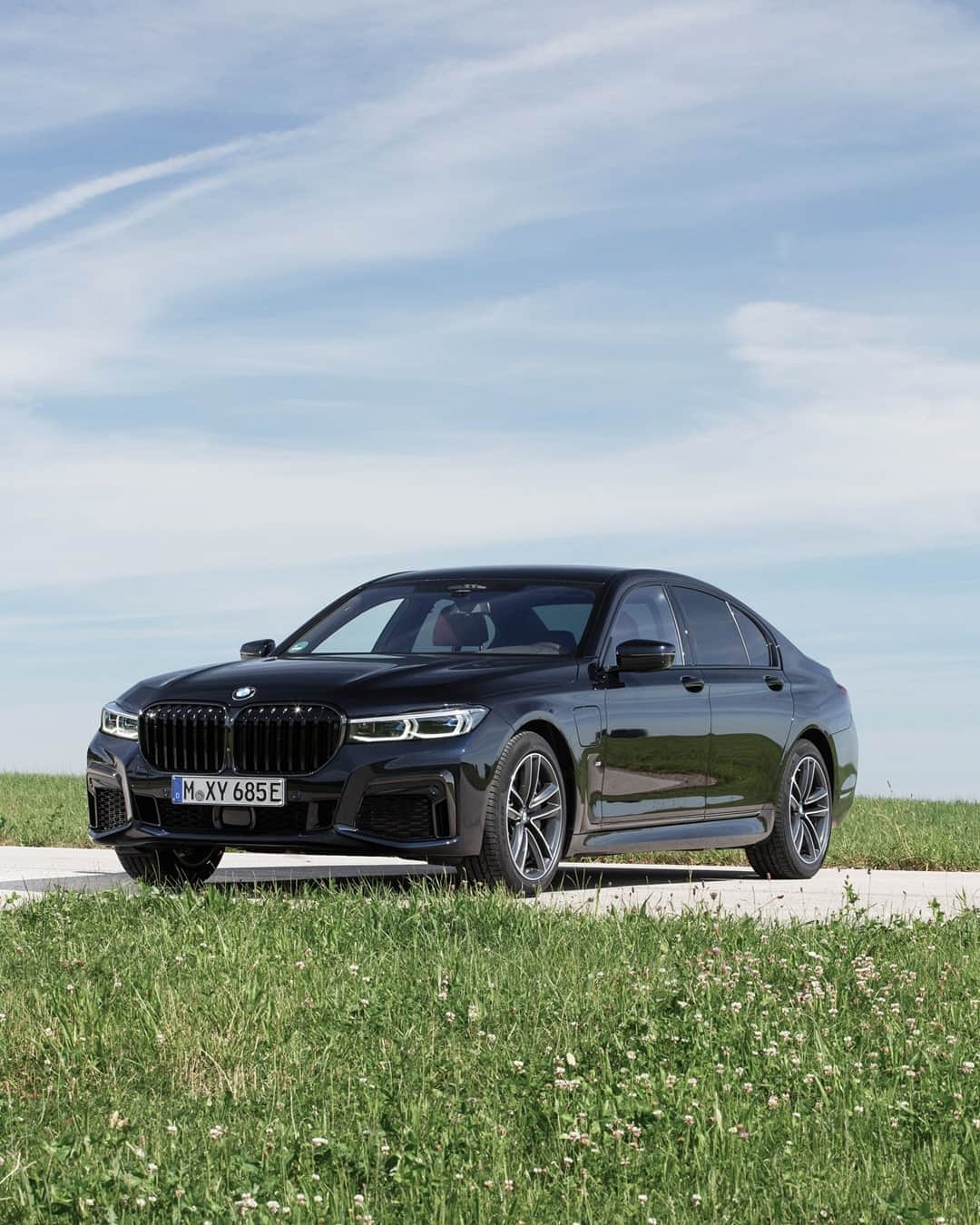 BMWのインスタグラム：「If you can go to a picnic in a majestic style, why wouldn't you?  The BMW 7 Series Sedan. #THE7 #BMW #7Series __ BMW 745e Sedan: Energy consumption in kWh/100 km (combined): 15.5–15.1. Fuel consumption in l/100 km (combined): 2.2–2.1. CO2 emissions in g/km (combined): 51–48. Further information: www.bmw.com/disclaimer.  	 Acceleration (0-100 km/h): 5.2 s. Power: 290 kW, 394 hp, 600 Nm. Top speed (limited): 250 km/h.」