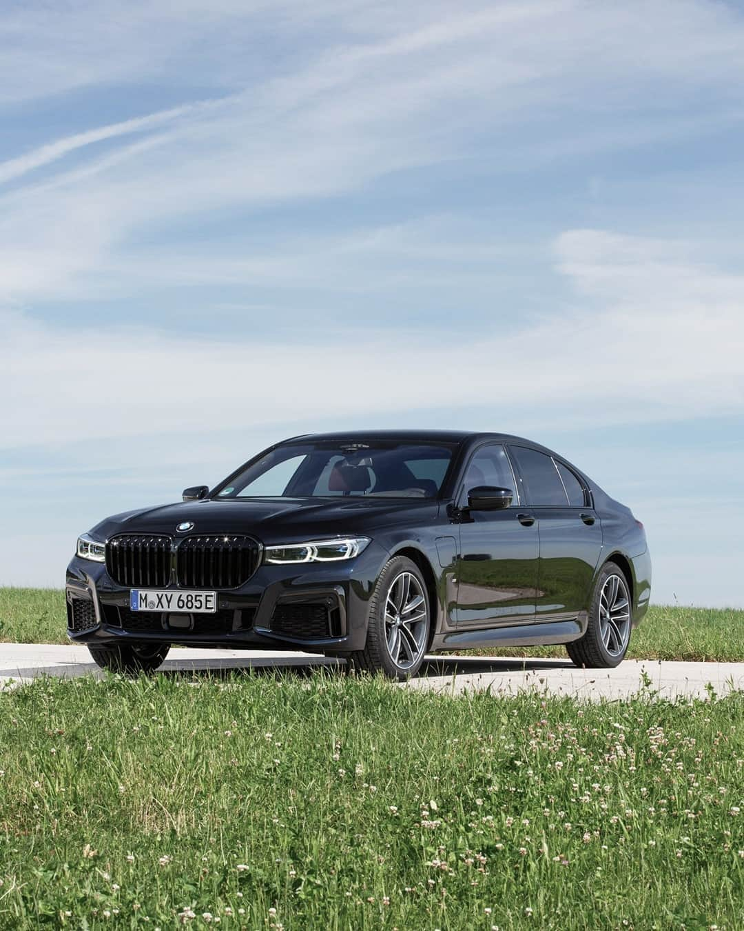 BMWさんのインスタグラム写真 - (BMWInstagram)「If you can go to a picnic in a majestic style, why wouldn't you?  The BMW 7 Series Sedan. #THE7 #BMW #7Series __ BMW 745e Sedan: Energy consumption in kWh/100 km (combined): 15.5–15.1. Fuel consumption in l/100 km (combined): 2.2–2.1. CO2 emissions in g/km (combined): 51–48. Further information: www.bmw.com/disclaimer.  	 Acceleration (0-100 km/h): 5.2 s. Power: 290 kW, 394 hp, 600 Nm. Top speed (limited): 250 km/h.」9月27日 17時00分 - bmw