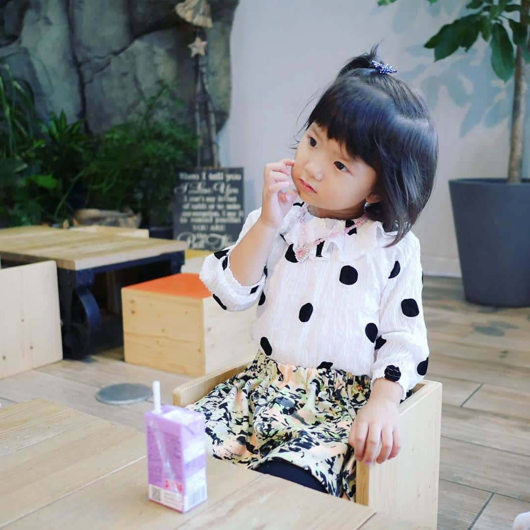 Julie Wataiさんのインスタグラム写真 - (Julie WataiInstagram)「カメラ向けたらポーズをきめるときがある。 #2歳半　#2yearsold」9月27日 17時01分 - juliewatai