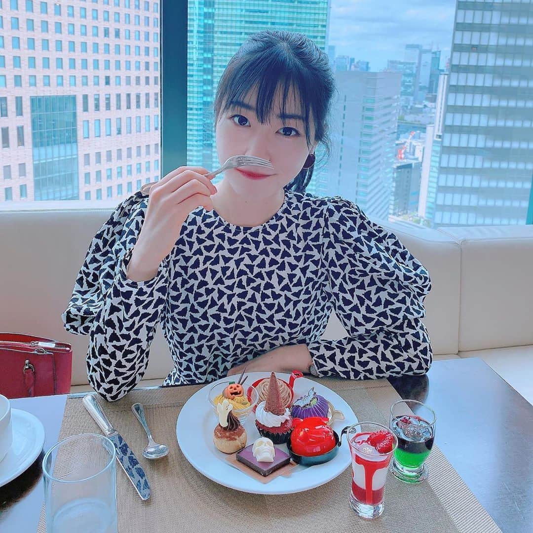 のインスタグラム：「今日は月末のお休みなので スイーツをいっぱい食べました。  初めてコンラッドのスイーツ食べたけど、ひとつひとつクオリティ高くて美味しかったなあ、、、 特に絞りたてのモンブランと チョコのシュークリーム！  #コンラッド東京 #スイーツビュッフェ #ハロウィンスイーツビュッフェ #チートデイ」