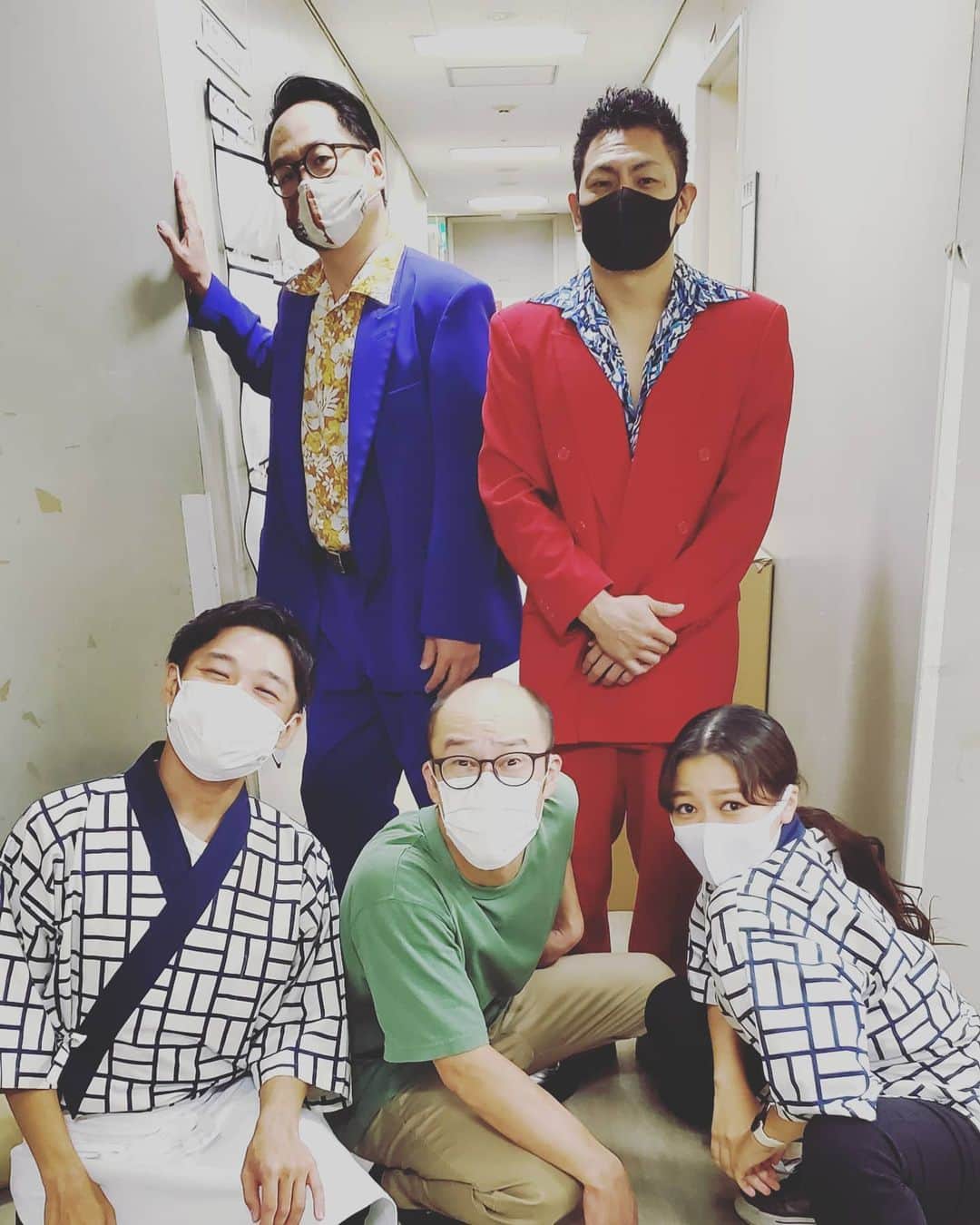 太田芳伸のインスタグラム：「何の集団。 . . 久々赤スーツ着て 極み新喜劇出てきました。 やっぱり新喜劇楽しいですね。 . . 真ん中で一番いきってる緑のおじさんは ポケットからナイフ出さないといけない所で マスク出してました。 . マスク振り回して 『どけーどけー』言うて人質取ってました。 . やっぱり新喜劇楽しいですね。」