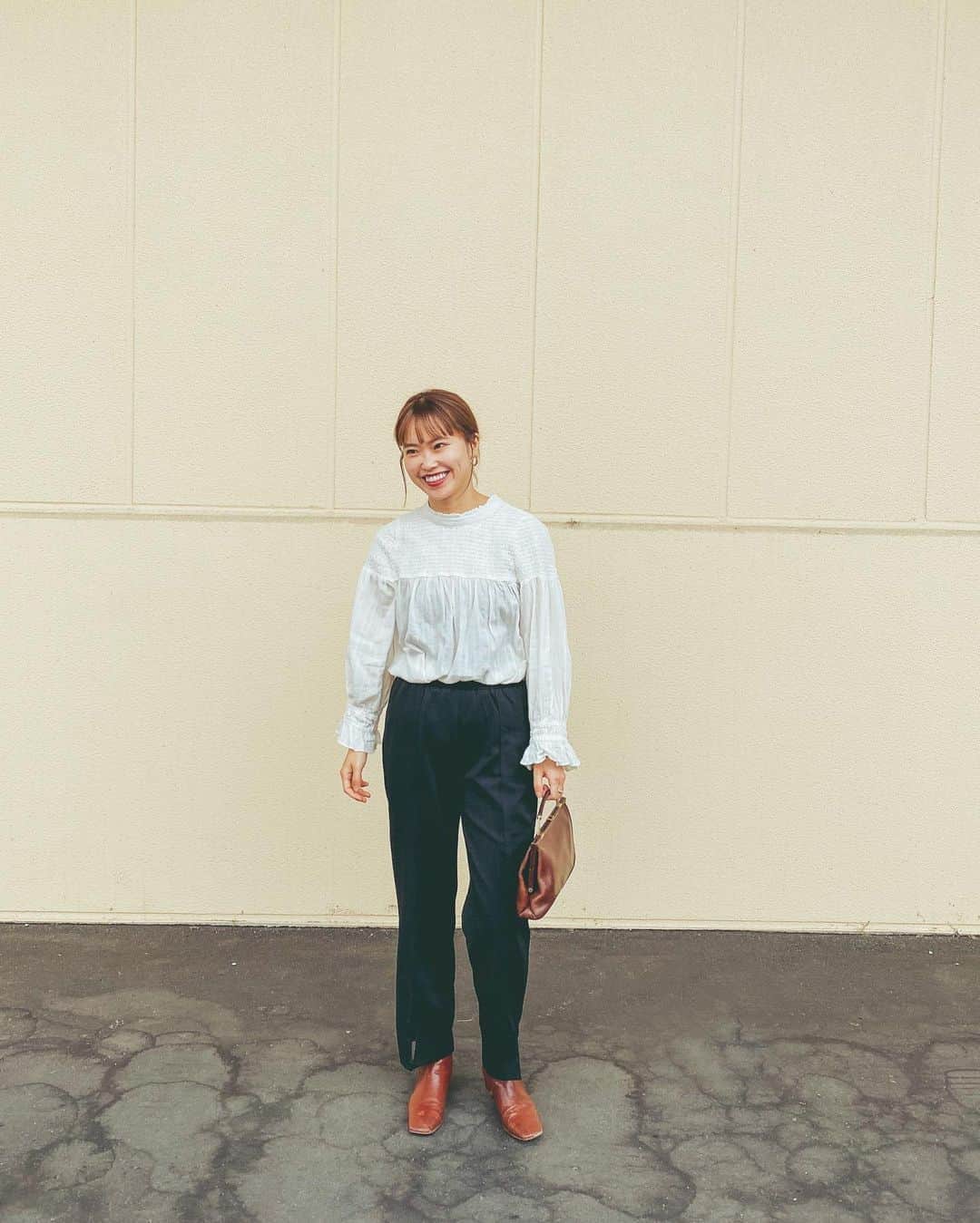 井村亜里香のインスタグラム：「久々に黒パンツ🖤 @kuih_store 。 ウエストがゴムですごく楽ちんなのに キレイめパンツに見えるのがありがたい。 寒いのやだけど秋服着れるのはうれしい♡ ・ #kuihst#code#autumnfashion  #shirt#kintpants#fashion #秋ファッション#ブラウス#パンツ #コーデ#秋コーデ#ブラウスコーデ  #秋服#シンプルコーデ#ブーツ #ブラックパンツ#秋服コーデ」