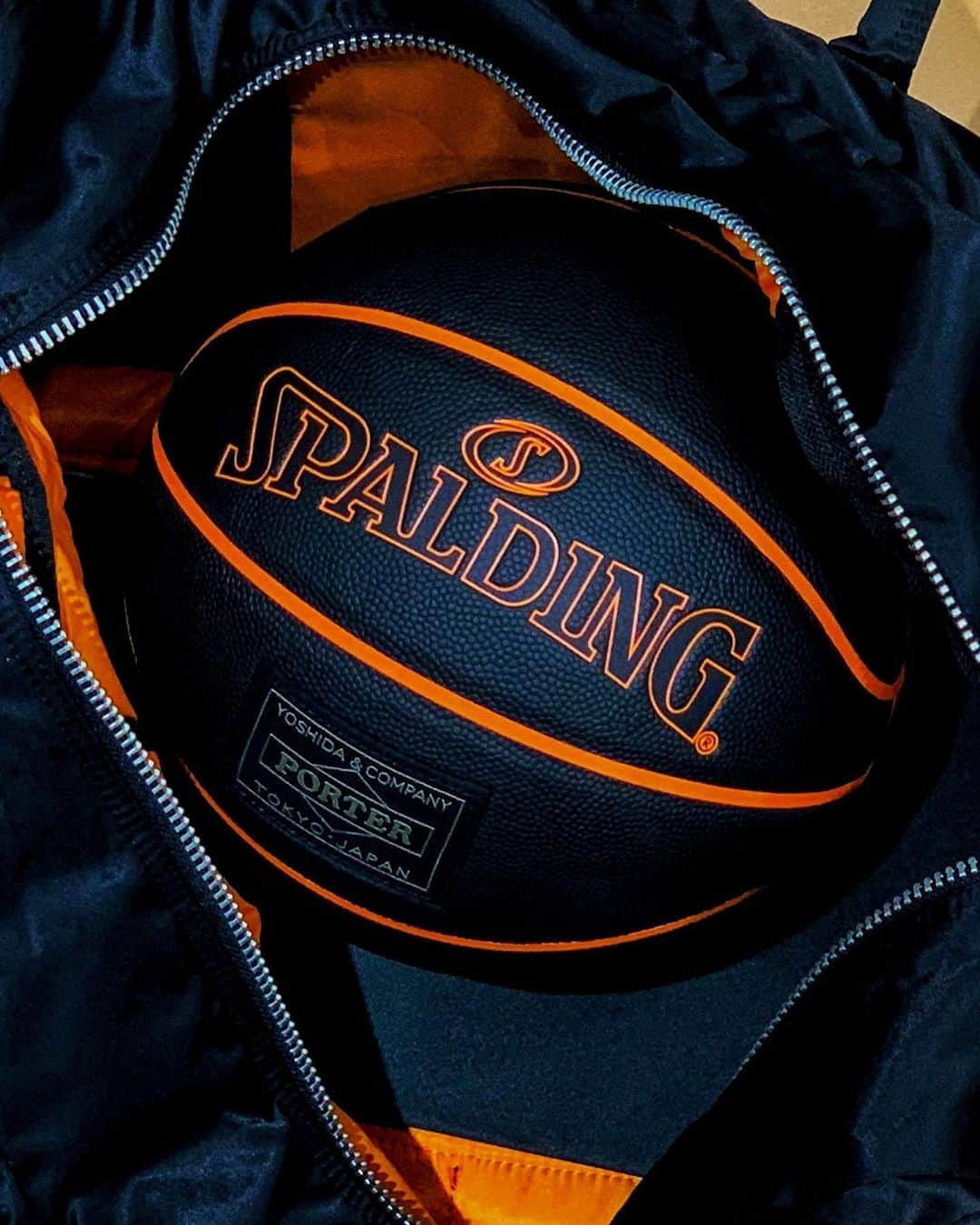 のインスタグラム：「.﻿ SHOP ORIGINAL SPALDING×PORTER  アメリカの老舗スポーツ用品メーカー「SPALDING（スポルディング）」とコラボレーションした7号サイズのバスケットボールです。 ﻿ PORTERを代表するタンカーシリーズをイメージしたオリーブカラーをベースに、ラインはレスキューオレンジを採用しました。表面はインパクトのあるPORTERタグを直接パネルに縫製し、裏面のSPALDINGロゴの縁部分はゴールドを配色しデザインアクセントにしました。さらにPORTER製の巾着が付属したスペシャル仕様です。 ﻿ BASKETBALL No. 376-91908 ￥12,000+tax  #yoshidakaban #porter #luggagelabel #porteryoshida #porterflagshipstore ﻿ #porterexchange #porterstand #kurachikabyporter #potr #madeinjapan ﻿#japan #spalding #basketball #nba #tanker #collaboration #exclusive ﻿ #limited #吉田カバン #ポーター #タンカー #スポルディング #バスケットボール ﻿#コラボレーション」