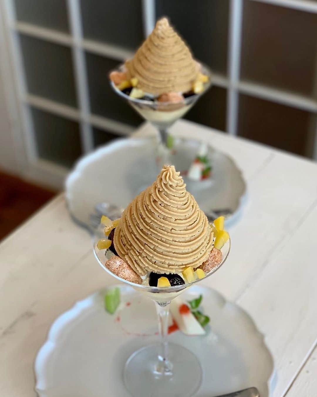 ナゴレコさんのインスタグラム写真 - (ナゴレコInstagram)「「和栗のモンブラン」﻿ リポスト✒︎季節のパフェから目が離せない、スイーツ好き必見の人気カフェ 夏空さんの和栗のモンブラン🌰🌰✨﻿ ﻿ 毎年人気のモンブランの季節がやってきましたね🍁😍なんとも美しい渦を巻くモンブランがとても美味しそうです🌰💫﻿ ﻿ 栗だけでなく林檎やナガノパープル、シャインマスカットなどフルーツもたくさん使用されているのでさっぱりといただけるようです🤤🍎🍇🍋﻿ ﻿ 9〜10月下旬までの期間限定ですので気になる方はお早めに👏🏻⭕️こちらは予約必須ですね😎🙌🏻﻿ ﻿ @chinami1145 さん、#ナゴレコ ありがとうございます⭕️﻿ ﻿ Repost @chinami1145・・・﻿ ﻿ (灬ꈍ ꈍ灬)﻿ .﻿ 愛知県名古屋市天白区﻿ @natsu_sora_cafe さん﻿ .﻿ 《季節のパフェ》﻿ 〰️和栗のモンブラン〰️﻿ .﻿ 待ってた…(﹡ˆˆ﹡)﻿ 夏空さんに伺える日…。﻿ .﻿ 和栗のペーストの﻿ 素晴らしいこと(๑o̴̶̷᷄□o̴̶̷̥᷅๑ )ｳｰ｡﻿ .﻿ 北海道生クリームに﻿ バニラのメープルジェラートの﻿ あいさに食べる﻿ カシュナッツのクロッカン﻿ .﻿ 自然と顔がにやける(๑^ ^๑)﻿ ふと前を見ると﻿ そこにもにやけた人が…‪w﻿ .﻿ 1番下はレモンゼリーで﻿ さっぱりと…﻿ .﻿ プレートに飾られてる豊水梨﻿ （太陽プラムのソースかけ）﻿ 山梨県産のシャインマスカットで﻿ サッパリと…﻿ .﻿ 思ってた以上に大きくて﻿ 夏空さんのこだわりが﻿ いっぱい詰まってた…﻿ ฅ(๑・△・๑)ฅ＊*_♡*'﻿ .﻿ with﻿ @duffypoohlove ﾁｬﾝ﻿ ❤︎(⑉• •⑉)∋∈(⑉• •⑉)❤︎﻿ .﻿ .﻿ .﻿ .﻿ .﻿ .﻿ 9/12﻿」9月27日 17時28分 - nagoya_food