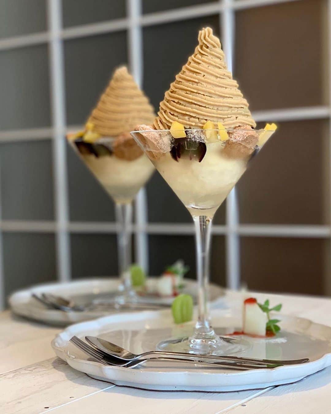 ナゴレコさんのインスタグラム写真 - (ナゴレコInstagram)「「和栗のモンブラン」﻿ リポスト✒︎季節のパフェから目が離せない、スイーツ好き必見の人気カフェ 夏空さんの和栗のモンブラン🌰🌰✨﻿ ﻿ 毎年人気のモンブランの季節がやってきましたね🍁😍なんとも美しい渦を巻くモンブランがとても美味しそうです🌰💫﻿ ﻿ 栗だけでなく林檎やナガノパープル、シャインマスカットなどフルーツもたくさん使用されているのでさっぱりといただけるようです🤤🍎🍇🍋﻿ ﻿ 9〜10月下旬までの期間限定ですので気になる方はお早めに👏🏻⭕️こちらは予約必須ですね😎🙌🏻﻿ ﻿ @chinami1145 さん、#ナゴレコ ありがとうございます⭕️﻿ ﻿ Repost @chinami1145・・・﻿ ﻿ (灬ꈍ ꈍ灬)﻿ .﻿ 愛知県名古屋市天白区﻿ @natsu_sora_cafe さん﻿ .﻿ 《季節のパフェ》﻿ 〰️和栗のモンブラン〰️﻿ .﻿ 待ってた…(﹡ˆˆ﹡)﻿ 夏空さんに伺える日…。﻿ .﻿ 和栗のペーストの﻿ 素晴らしいこと(๑o̴̶̷᷄□o̴̶̷̥᷅๑ )ｳｰ｡﻿ .﻿ 北海道生クリームに﻿ バニラのメープルジェラートの﻿ あいさに食べる﻿ カシュナッツのクロッカン﻿ .﻿ 自然と顔がにやける(๑^ ^๑)﻿ ふと前を見ると﻿ そこにもにやけた人が…‪w﻿ .﻿ 1番下はレモンゼリーで﻿ さっぱりと…﻿ .﻿ プレートに飾られてる豊水梨﻿ （太陽プラムのソースかけ）﻿ 山梨県産のシャインマスカットで﻿ サッパリと…﻿ .﻿ 思ってた以上に大きくて﻿ 夏空さんのこだわりが﻿ いっぱい詰まってた…﻿ ฅ(๑・△・๑)ฅ＊*_♡*'﻿ .﻿ with﻿ @duffypoohlove ﾁｬﾝ﻿ ❤︎(⑉• •⑉)∋∈(⑉• •⑉)❤︎﻿ .﻿ .﻿ .﻿ .﻿ .﻿ .﻿ 9/12﻿」9月27日 17時28分 - nagoya_food