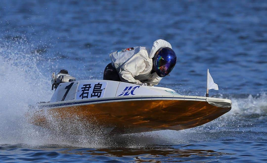 ボートレース宮島さんのインスタグラム写真 - (ボートレース宮島Instagram)「. 🚤第５回ポカリスエットカップ🚤 . 見事優勝に輝いたのは、滋賀支部の🥇君島秀三選手🥇 . 君島選手は９戦５勝・オール２着以内の好成績で、優勝戦は１コースから逃げを決め、２０１９年２月・蒲郡以来１年７ヶ月ぶり、今年初・通算３０回目(当地は初)の優勝を飾りました！🎊🎊 . 君島選手、優勝本当におめでとうございます🎉✨ . ファンの皆さま、一節間ありがとうございました🍀 次節もボートレース宮島をよろしくお願いいたします✨ . 🐵「次節は9月30日から第５回ボートレース宮島直前予想杯🚤」 . . #ボートレース宮島 #宮島競艇場 #宮島競艇 #パルボート宮島 #モンタ #ボートレース #boatrace #競艇 #競艇場 #ボートレースな日々 #ボレジョ #ボートレーサー #競艇選手 #ポカリスエットカップ #大塚製薬 #ポカリスエット #ボディメンテドリンク #滋賀支部 #君島秀三 #逃げ #優勝戦 #優勝 #優勝おめでとう🎉 #好成績」9月27日 17時24分 - boatrace_miyajima