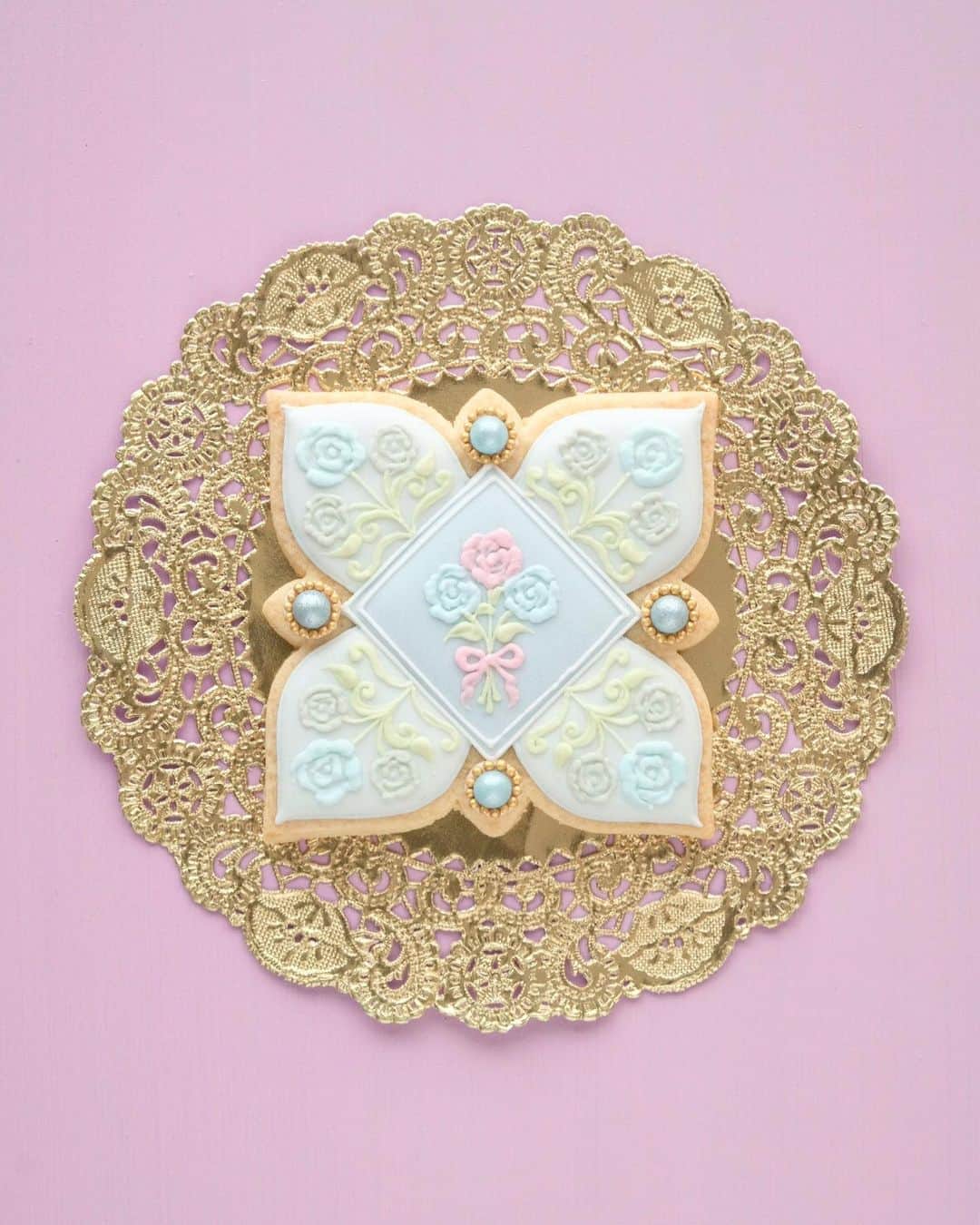 KUNIKAのインスタグラム：「Grayish blue rose pattern with blue pearl sugar tile cookie⛲️﻿ I think I am crazy about blue color these days...💎💍🧊﻿ ﻿ WEBマガジンmer @merweb_official のオンラインサイトにて、【憧れの職業密着】インタビュー記事が公開されました。﻿ 写真はインタビューに答えながら作ったタイルクッキーです💎﻿ ストーリーズにもリンク貼りますね🌷﻿ https://mer-web.jp/lifestyle/327102/﻿ ﻿ #artofkunika」