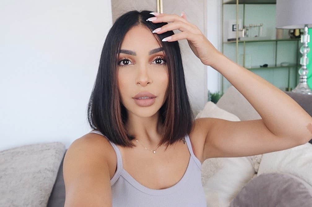 sananasのインスタグラム：「Bon dimanche guys 💚Nouvelle video ! Je vous embarque avec moi chez ma coiffeuse pour tenter la tendance du rogue hair qui consiste à éclaircir les deux mèches avant ! J’étais en totale panique 😂Mais comme toujours ma @oopheliee a tout de suite compris ce que je voulais ! 😅 RDV sur ma chaîne YouTube, le lien est dans la bio 😘  #Vlog #RogueHair」