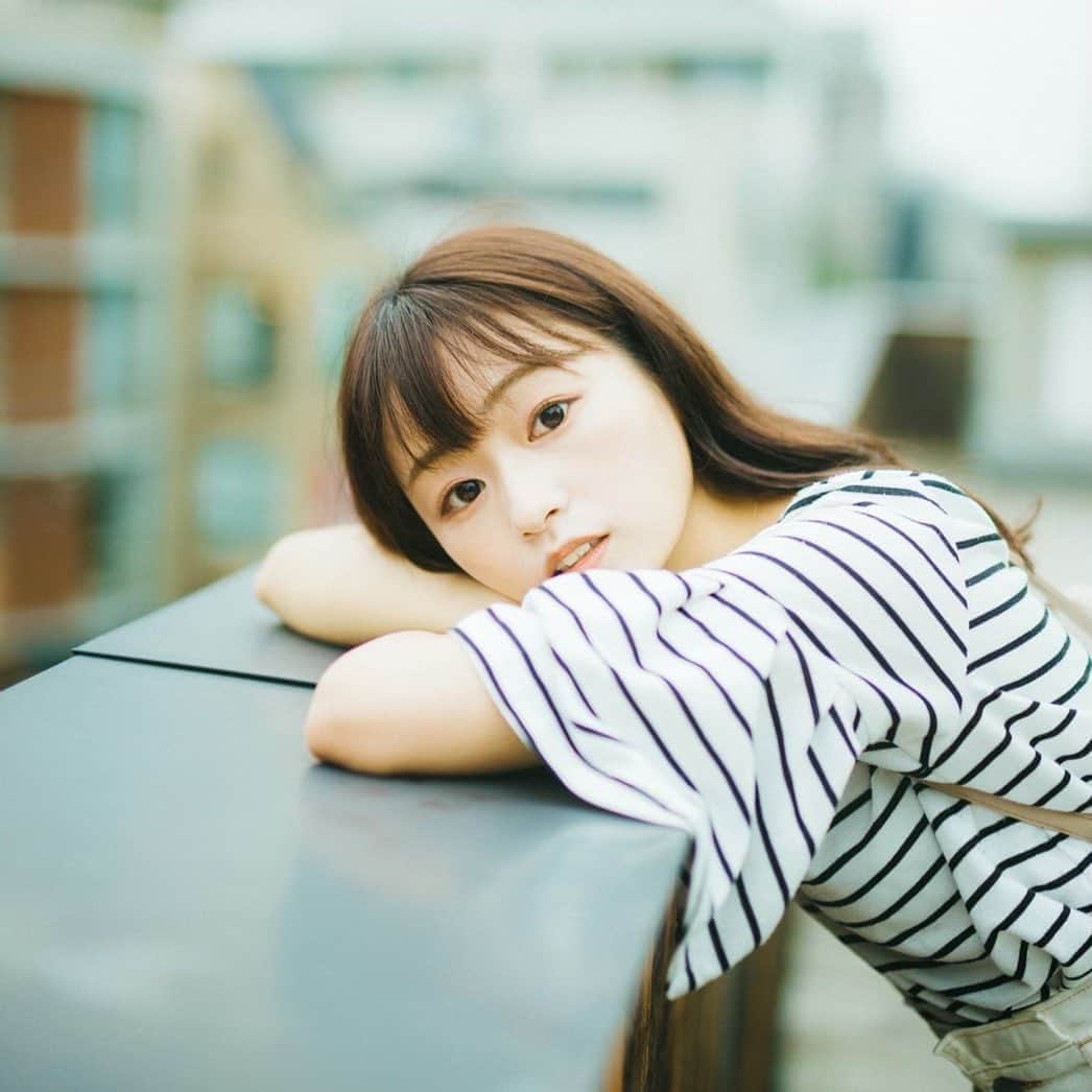 のインスタグラム：「この写真、パーツ全部まる！って感じ😂 顔丸くなった‥？🐣 食欲の秋だから仕方ないか🍂🍠　  最近、かぼちゃの煮付けにハマってます🎃  #ミスコン#ミス慶應 #慶應ミスコン #ミス慶應sfc #photography #photo_jpn #shooting #photomodel #ootd #autumn #丸顔」