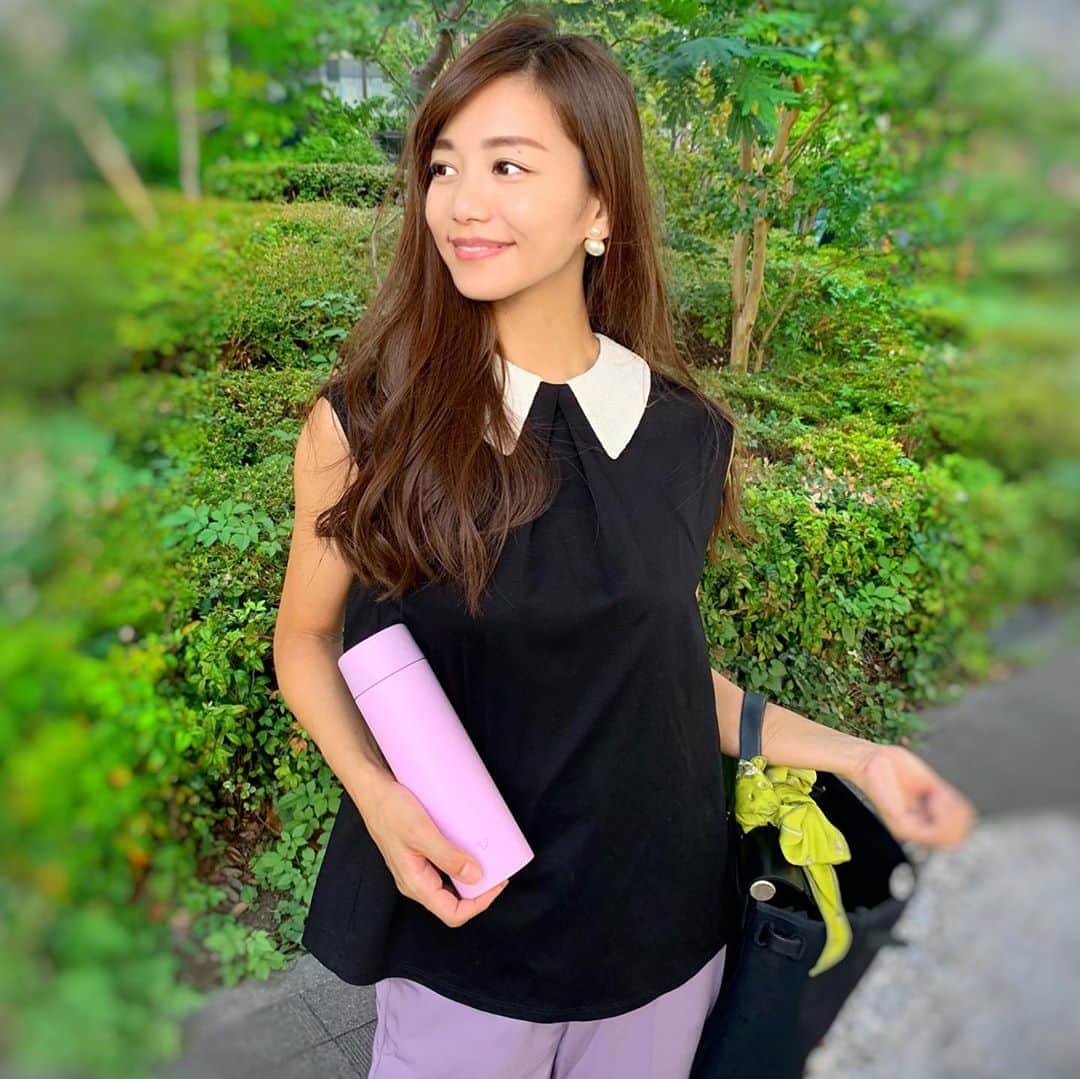 福山唯のインスタグラム：「毎日欠かせないマイボトル💓 . . 仕事でたくさん話す時に、いつでも氷たっぷりの冷たくて美味しいお茶が飲めるボトルは日々欠かせないアイテムです✨✨ . . ピンクの可愛いボトルは　@zojirushi_official 🐘💓 . . 保冷も保温も優れている所も🙆‍♀️✨ 香りの強いハーブティーをいれても臭いがつかない所も🙆‍♀️✨  . . 何より素晴らしい点は、、 マイボトルを使っていて蓋のパッキンを毎回外して洗って乾かして戻す。これが少し面倒でした🤢 が❕❕ なんと、このボトル、蓋とパッキンが一緒になっているので取り外さなくて良いんです😳✨画期的👏✨✨ . . 小さなぞうさんのポイントもとっても可愛い🐘💓 . . 何種類かマイボトル持っているけど、これはとってもおすすめです♡ . . マイボトル愛用者が増えてエコにも繋がると良いな♫  . . #zojirushi #mybottle #tumbler #pr #水筒　#ステンレスマグ　#象印　#丁寧な暮らし　#心地よい暮らし #マイボトル　#ステンレスボトル　🌿」